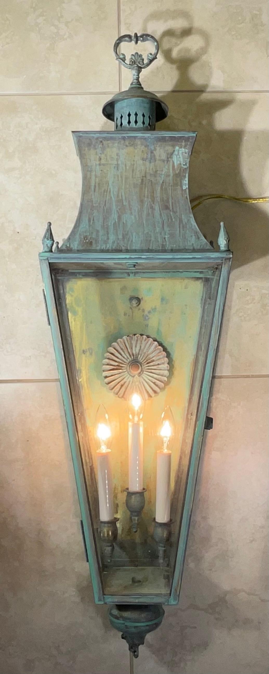 RARO Farol de Pared Único Vintage de Latón Macizo en venta 4