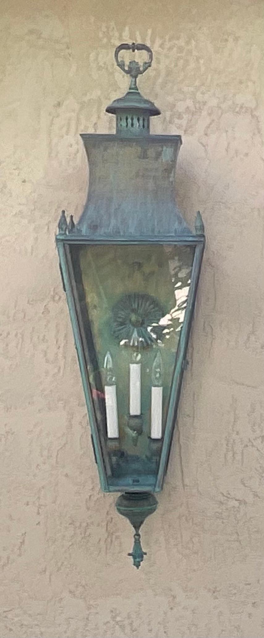 Eleva el exterior de tu casa con este exquisito farolillo de pared vintage sencillo.  de latón macizo que ha envejecido con gracia, convirtiéndola en una pieza única con una rica historia.
Construcción de latón macizo en todo ,  garantiza