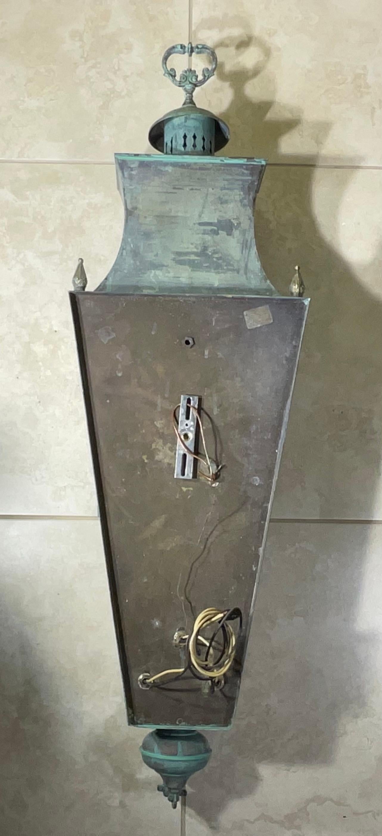 RARO Farol de Pared Único Vintage de Latón Macizo siglo XX en venta