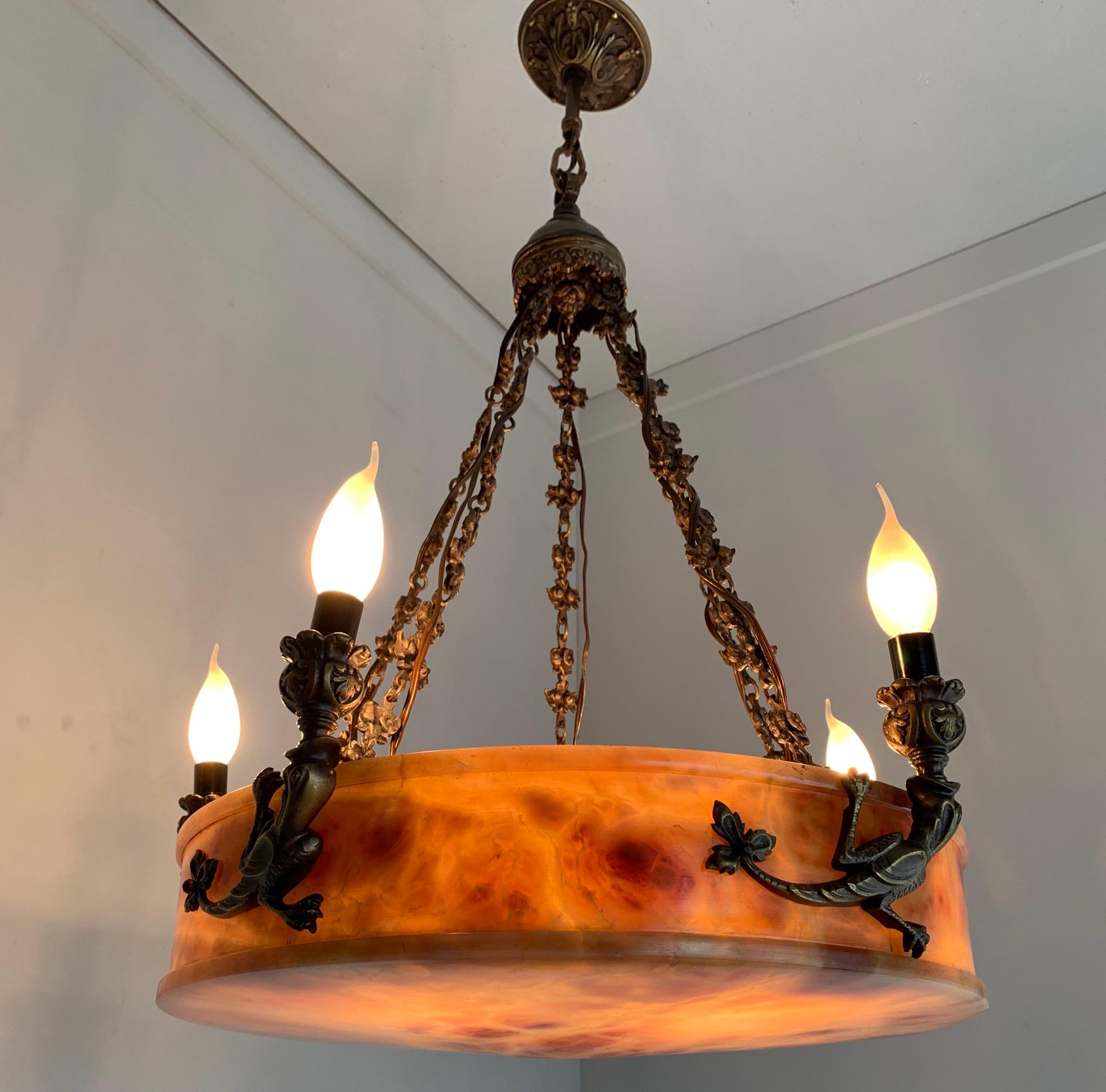 Impressionante e grande lampadario a sospensione in alabastro con sculture di lucertole in bronzo in vendita 5