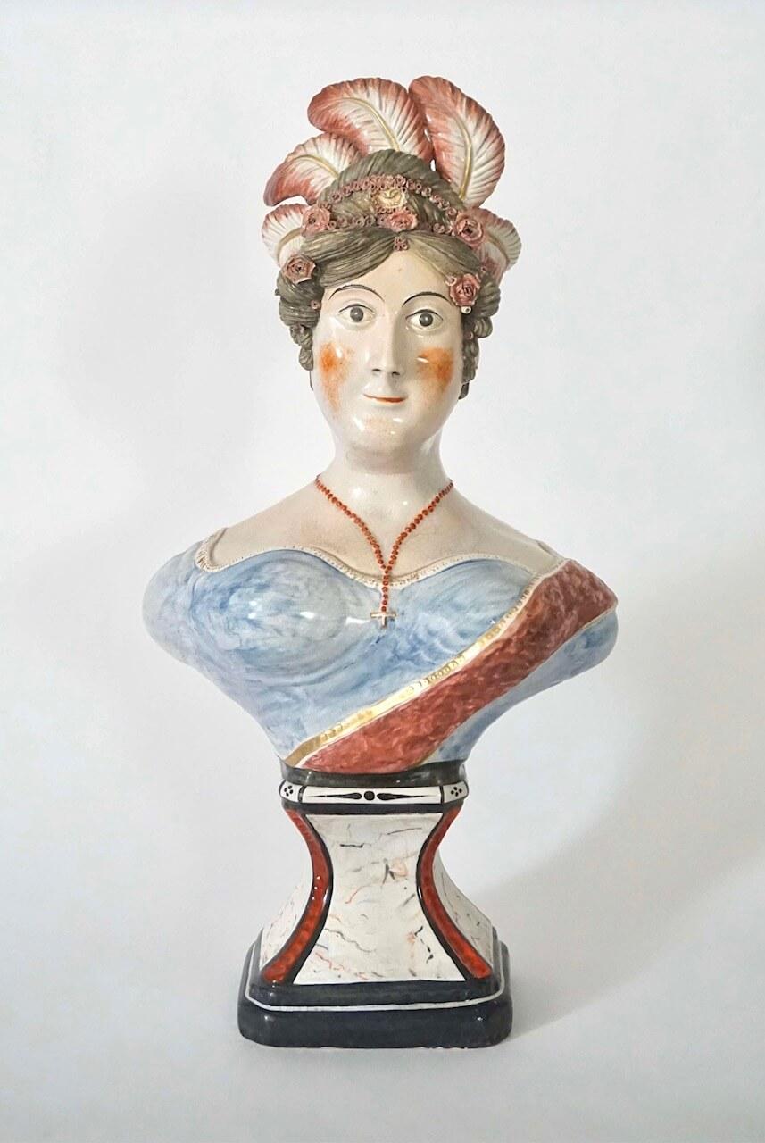 Unglaublich seltene monumentale englische Staffordshire-Büste von Königin Caroline, der Gemahlin von König Georg IV., die zum Gedenken an seine Krönung im Jahr 1820 oder ihren Tod im Jahr 1821 angefertigt wurde.  

Diese Büste bezieht sich auf eine