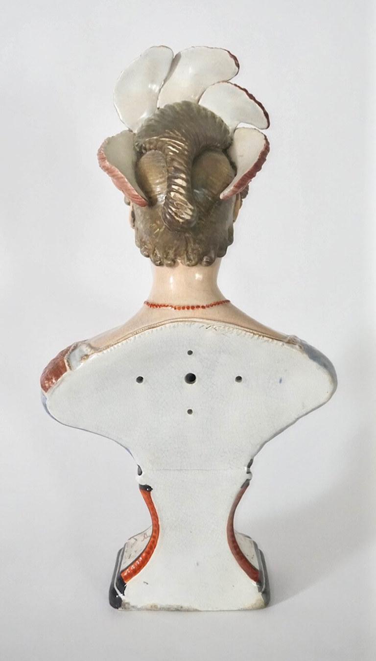 Große Staffordshire Portraitbüste von Königin Caroline, RARE, England, um 1820 im Zustand „Gut“ im Angebot in Kinderhook, NY