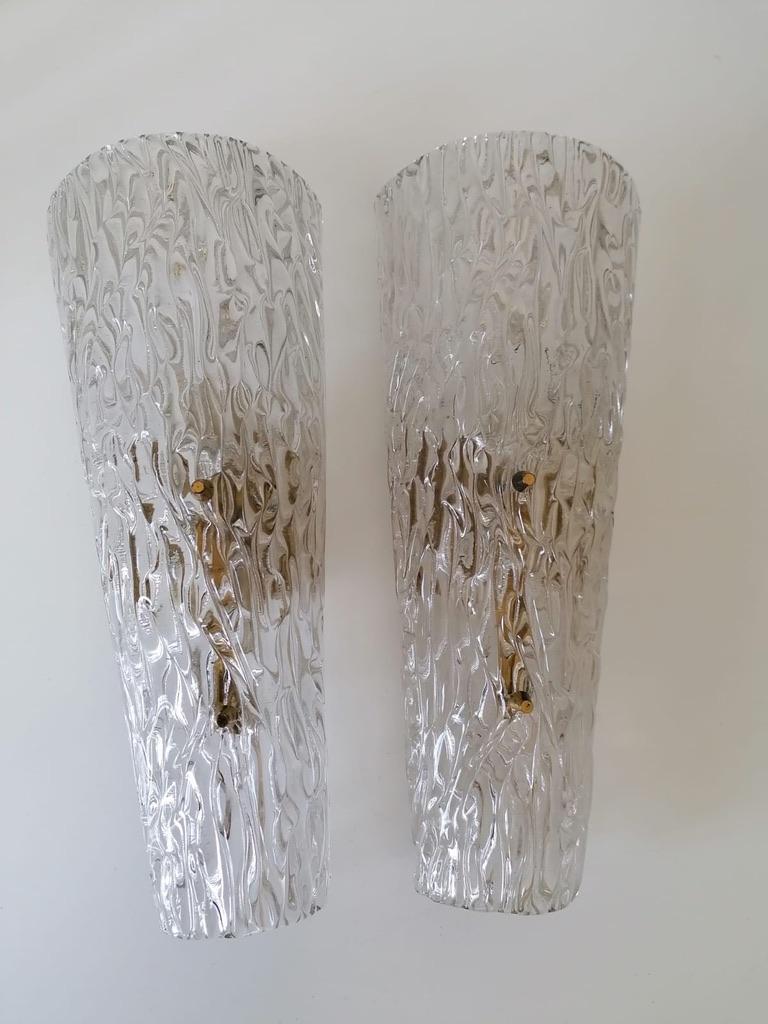 Marco de latón con pantallas de cristal estructurado provistas de 2 tomas E14 fabricadas por J.T. Kalmar en la década de 1950.