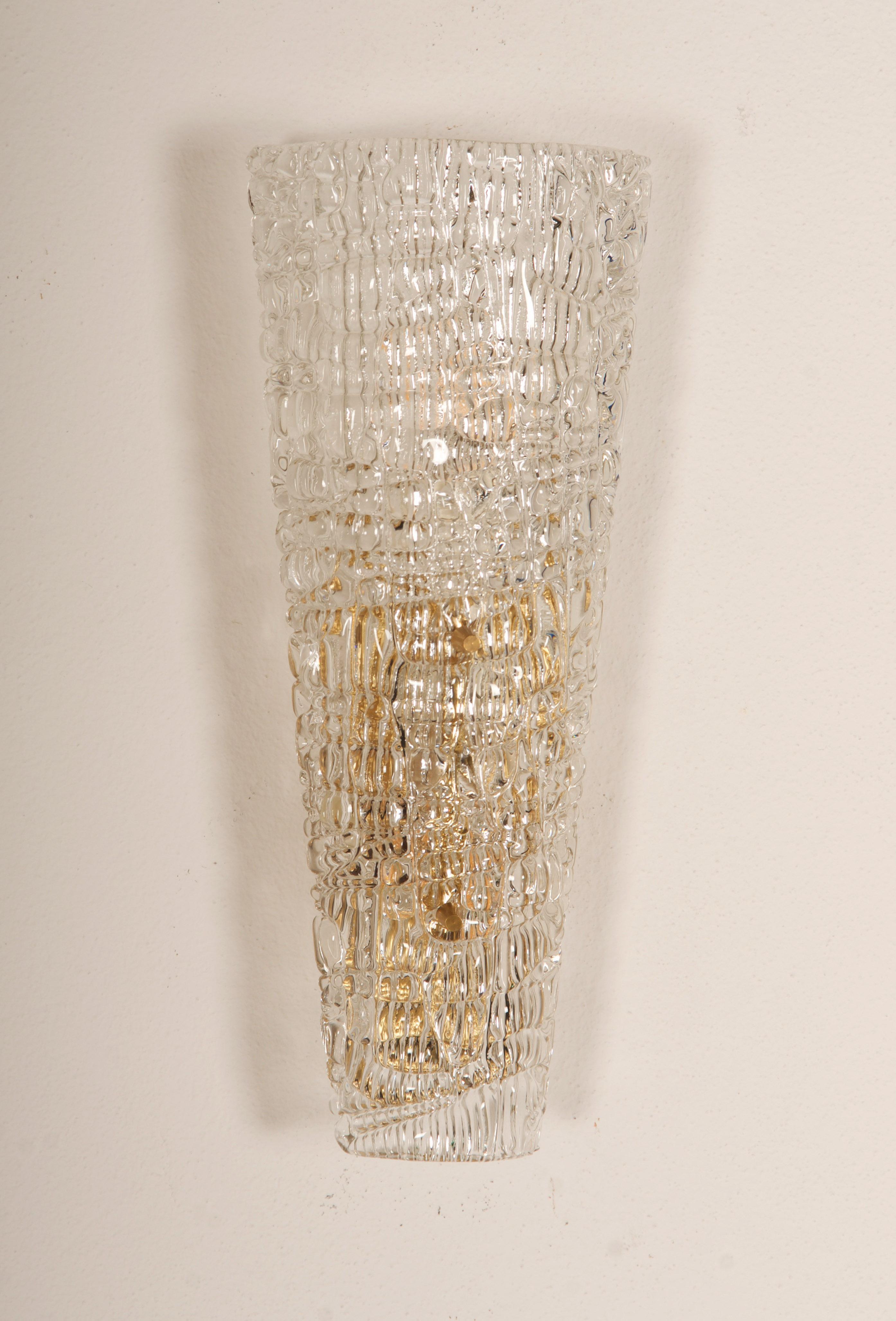 Gestell aus Messing mit Schirmen aus strukturiertem Kristall-Eis, bestückt mit 2 E14-Fassungen, hergestellt von J.T. Kalmar in den 1950er Jahren.