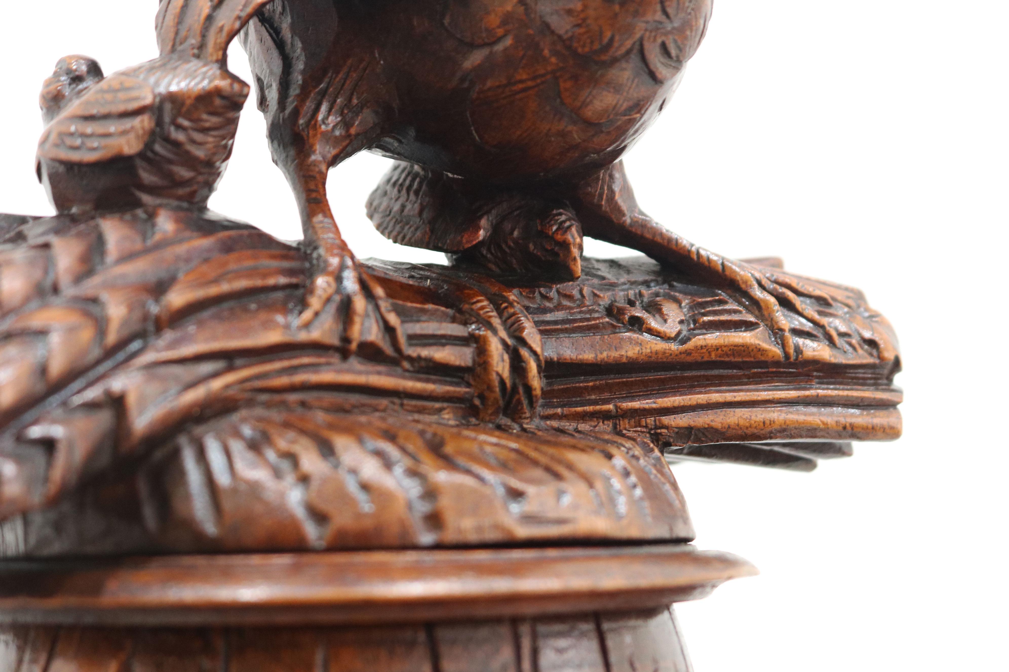 Rare large Swiss Black Forest Tobacco box with Chickens 19th century Humidor en vente 2