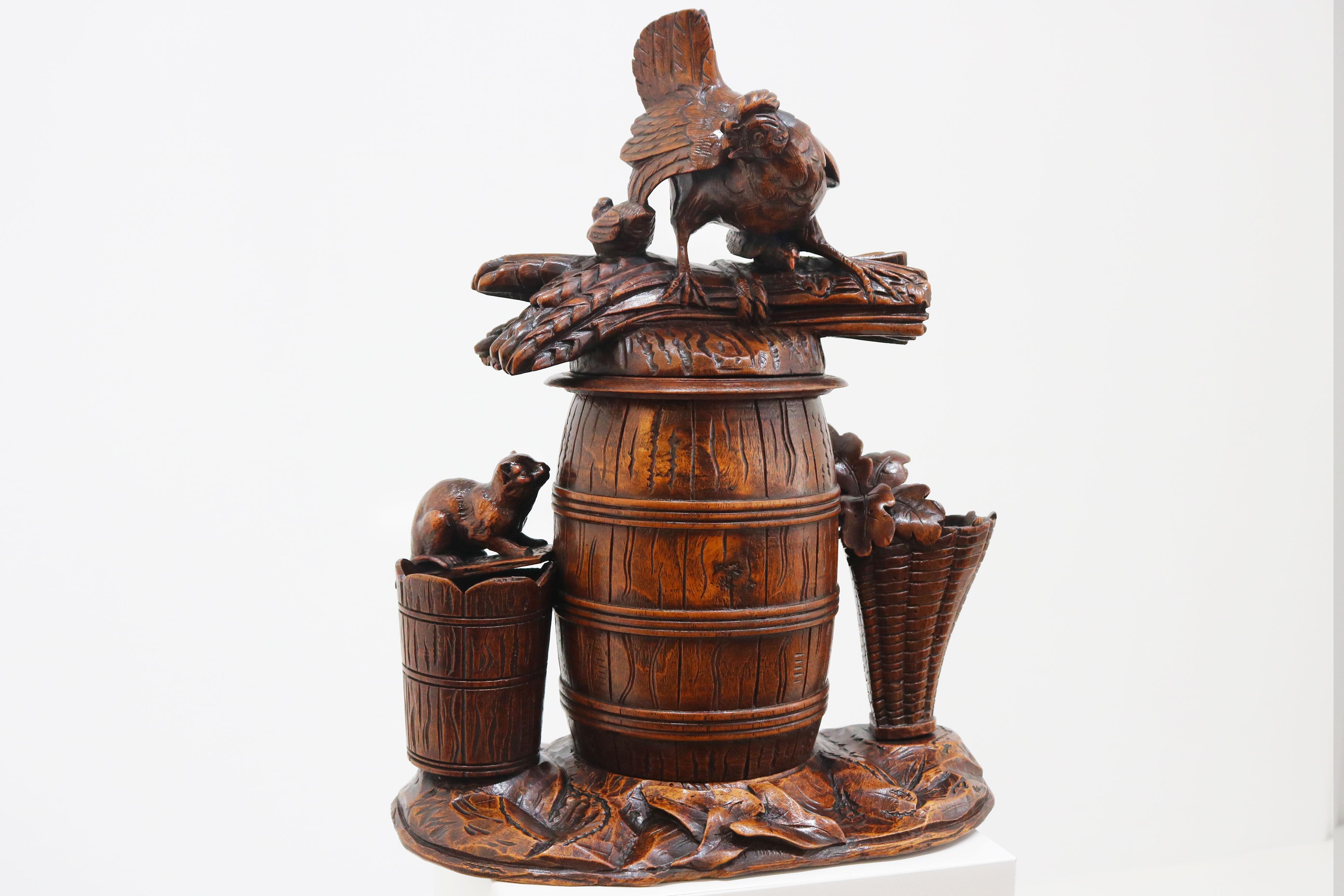 Un charmant pot à tabac sculpté à la main, de style Forêt-Noire, datant du 19e siècle, et finement détaillé. Entièrement sculptée dans le bois et exécutée avec une profondeur et une texture remarquables. Rare pot à tabac de grande taille. 

Au
