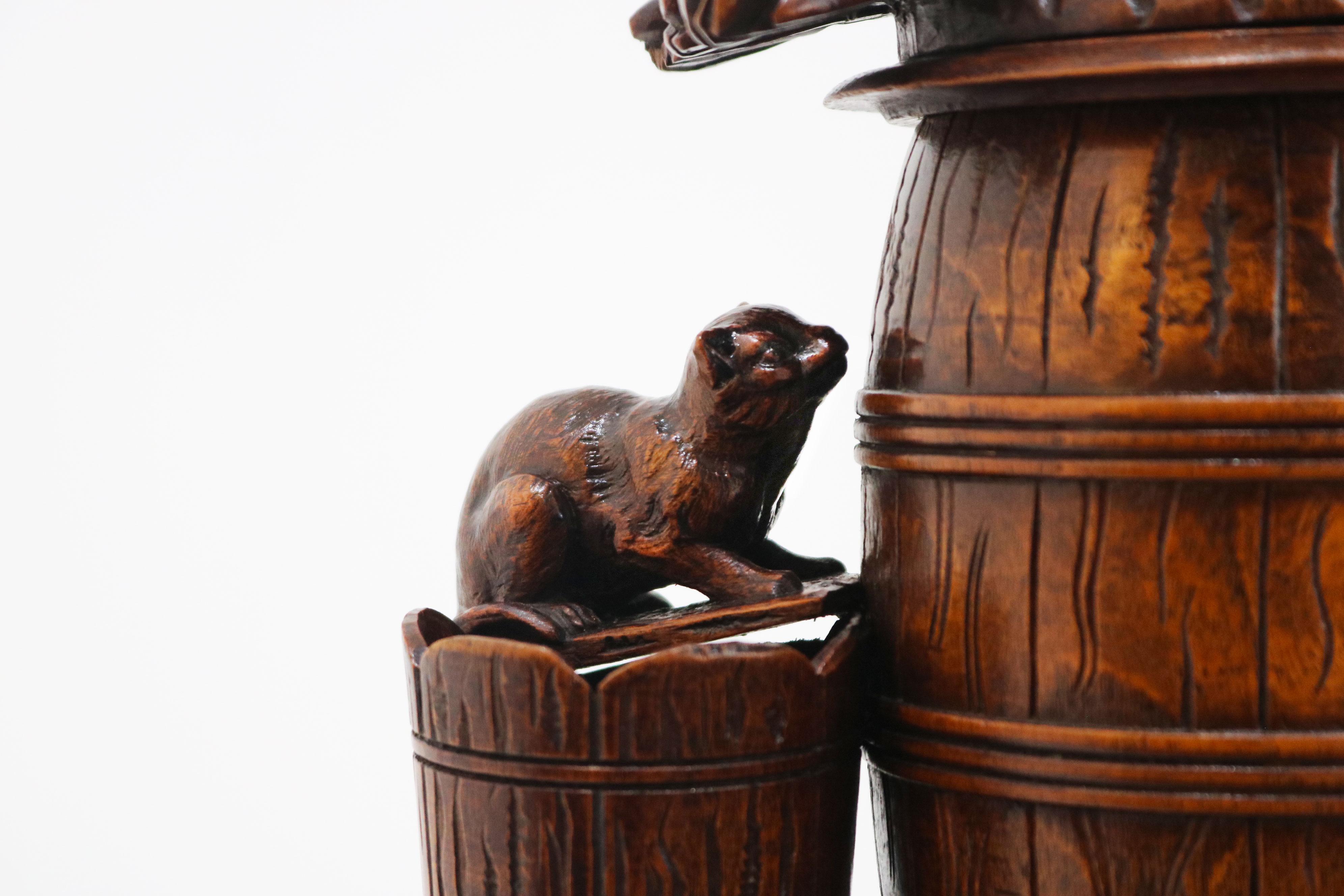 Forêt-Noire Rare large Swiss Black Forest Tobacco box with Chickens 19th century Humidor en vente