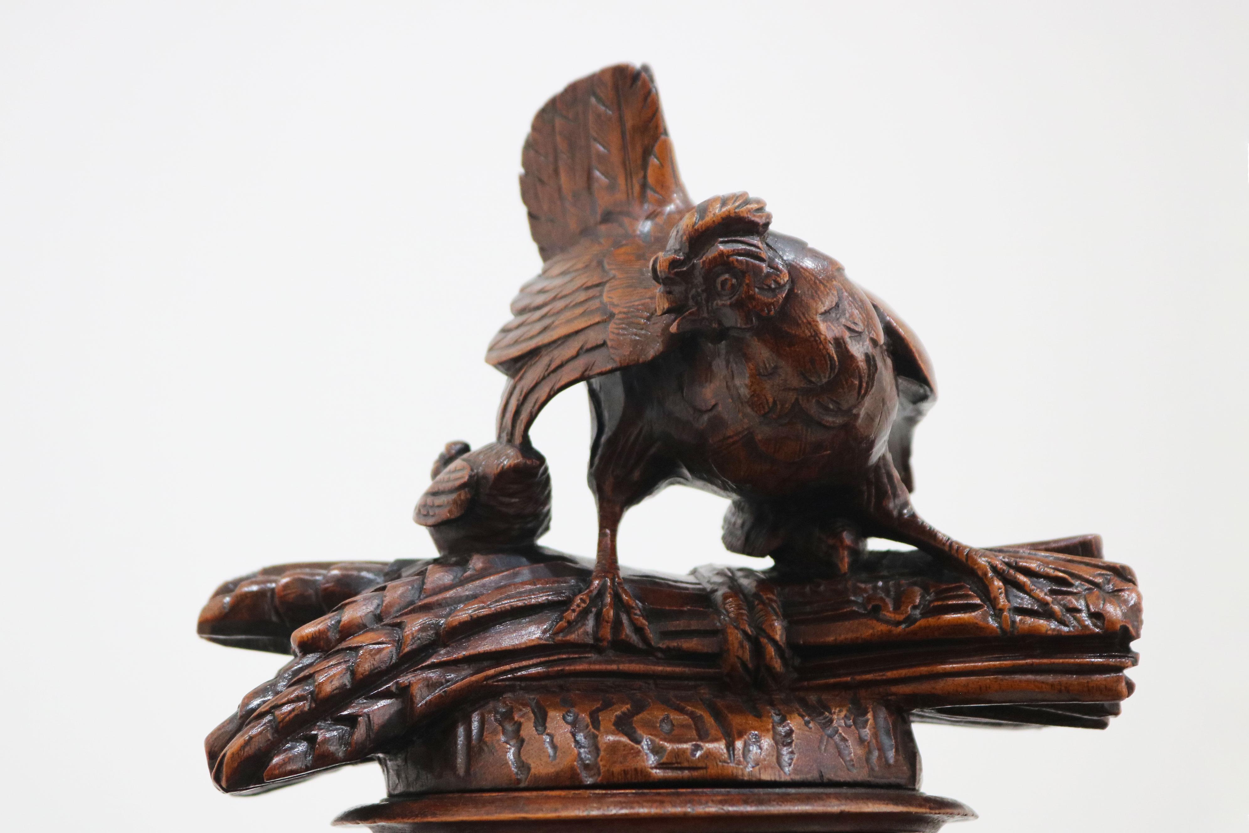 Allemand Rare large Swiss Black Forest Tobacco box with Chickens 19th century Humidor en vente