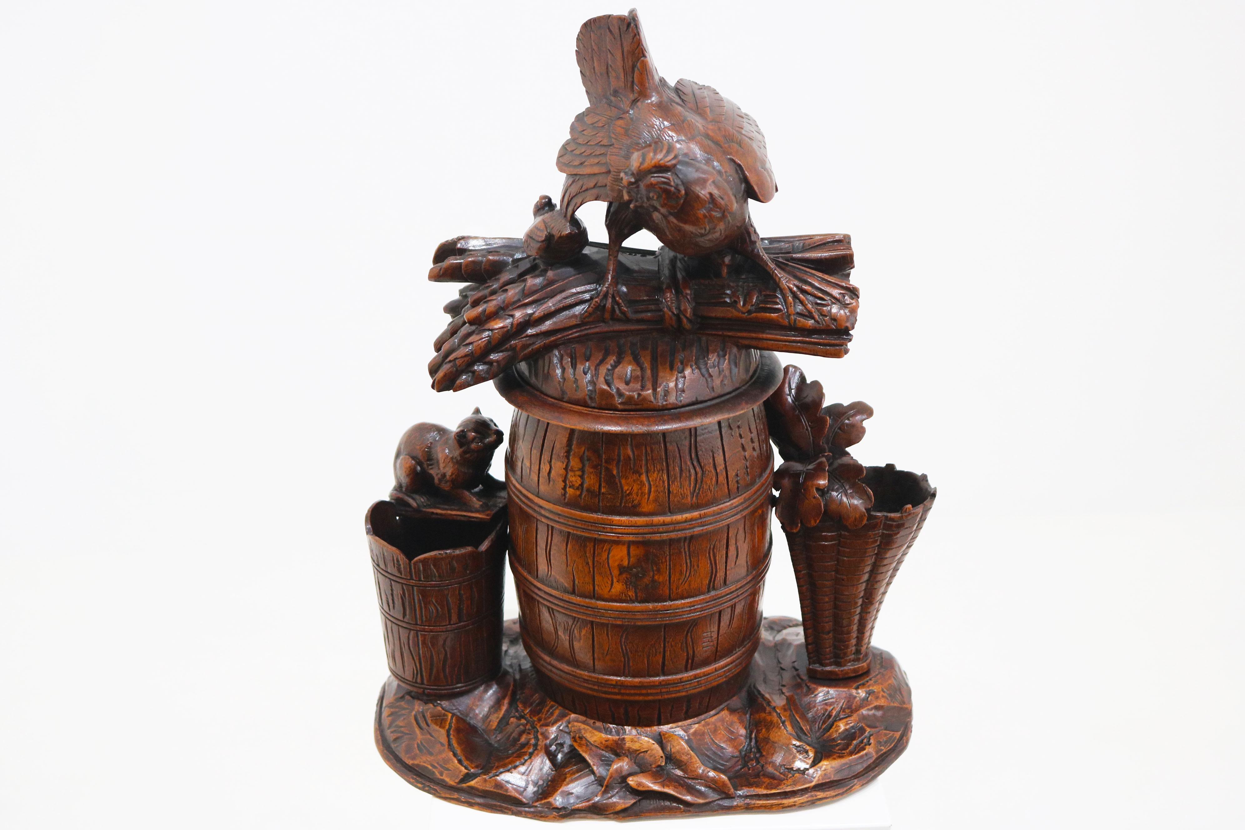 Sculpté à la main Rare large Swiss Black Forest Tobacco box with Chickens 19th century Humidor en vente