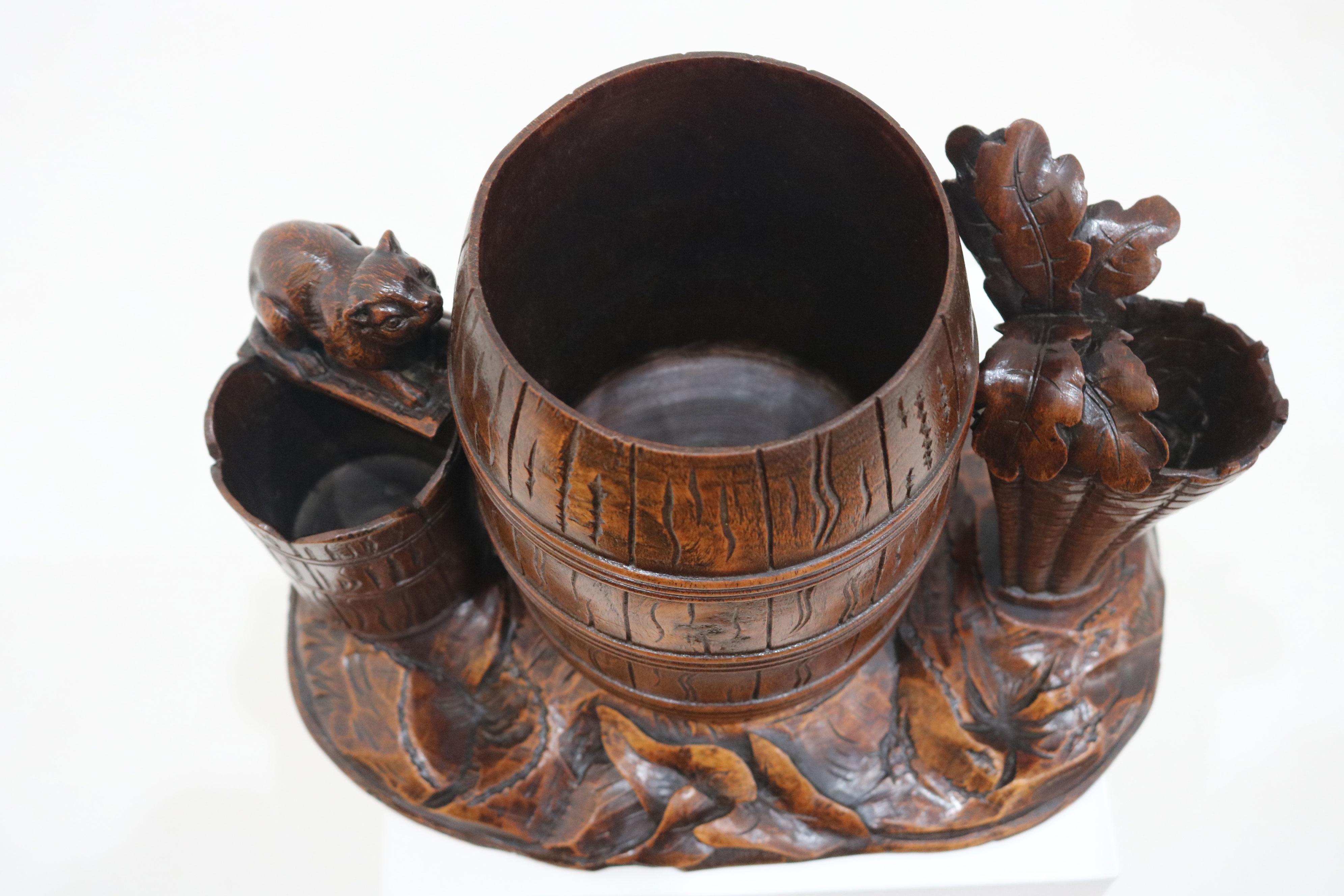 Rare large Swiss Black Forest Tobacco box with Chickens 19th century Humidor Bon état - En vente à Ijzendijke, NL