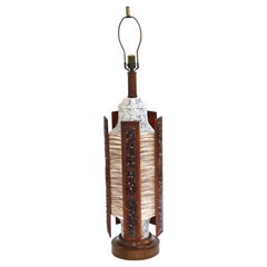 Rara grande lampada da tavolo alta in ceramica danese moderna del metà del secolo, con pannello in teak e ciottoli