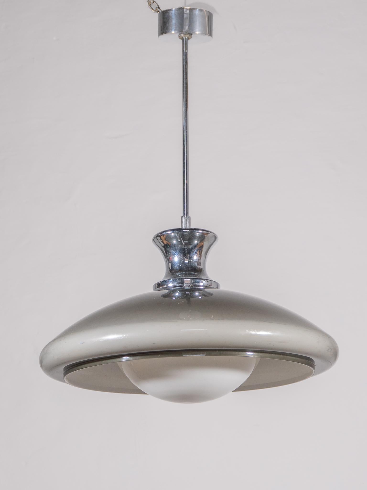 Sehr seltene, verchromte Sciolari Space Age Pendelleuchte aus den 70er Jahren, in gutem Originalzustand, mit einer Fassung für E27 Glühbirnen, die in der Opalglasschale verborgen sind und ein sehr warmes, stimmungsvolles Licht abgeben, der Schirm