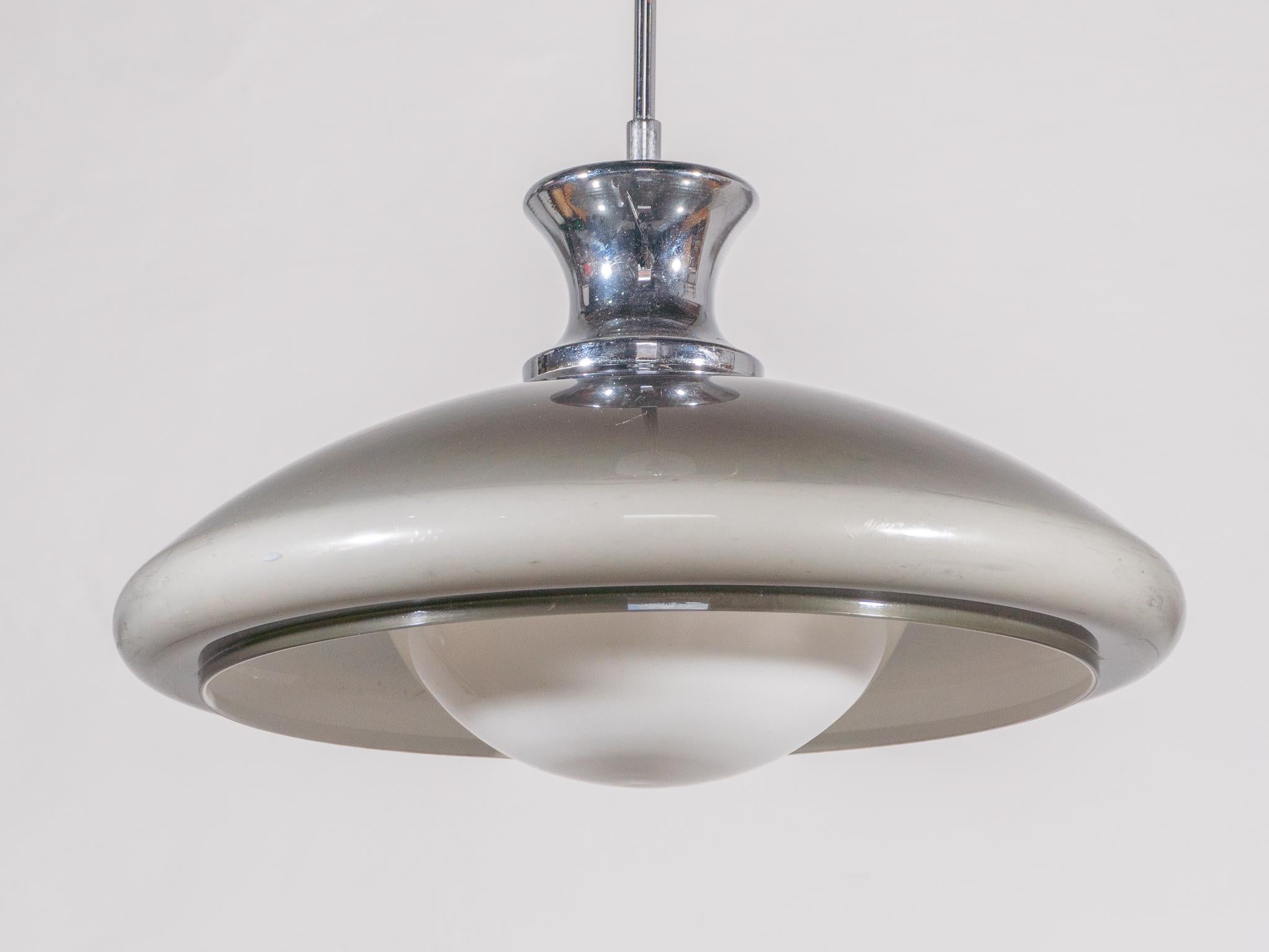 Seltene große UFO Space-Pendelleuchte in Grau und Weiß entworfen von Sciolari, 1970er Jahre (Italienisch) im Angebot