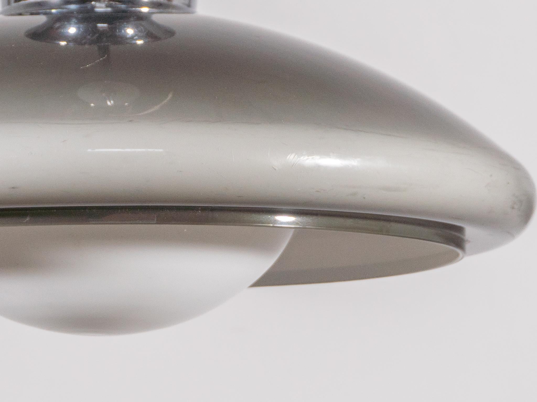 Seltene große UFO Space-Pendelleuchte in Grau und Weiß entworfen von Sciolari, 1970er Jahre (Opalglas) im Angebot