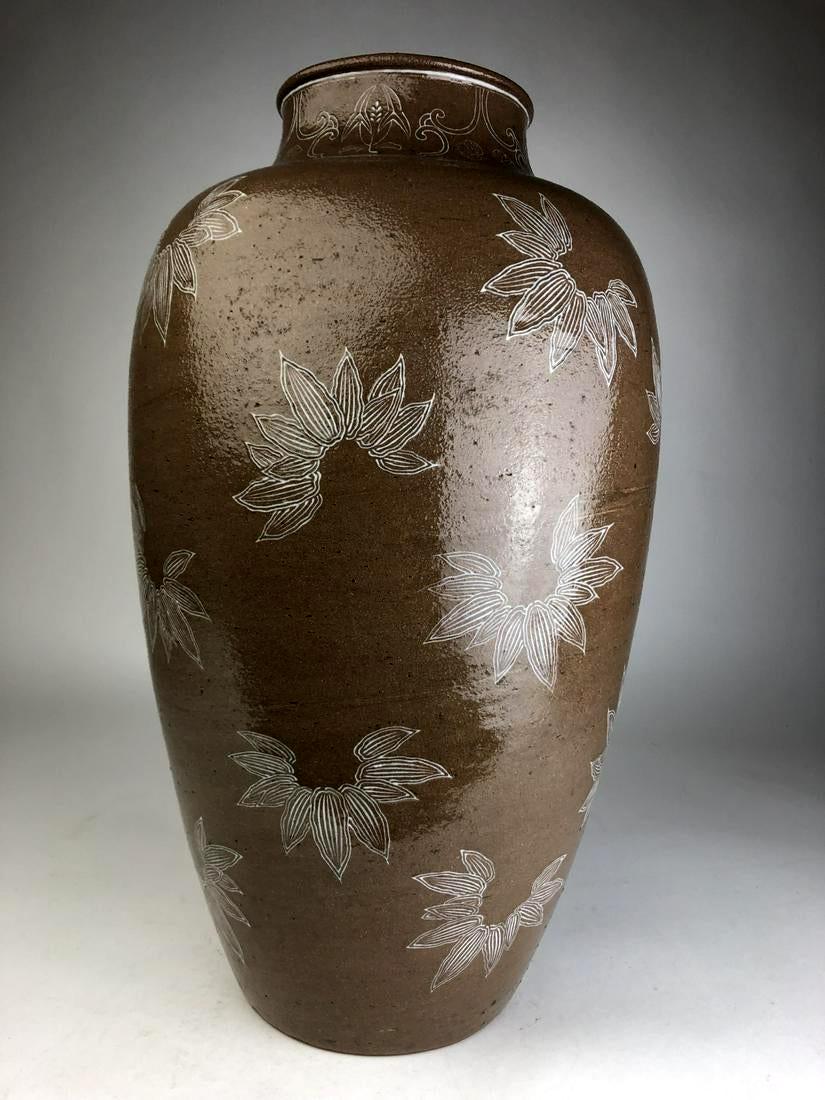 Japonisme Rare Large Vase with White Slip Inlay Makuzu Kozan Meiji Period For Sale
