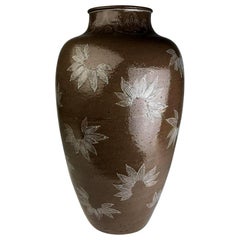Raro vaso di grandi dimensioni con intarsi bianchi Makuzu Kozan del periodo Meiji