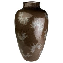 Seltene große Vase mit weißer Slip-Intarsie Makuzu Kozan Meiji-Periode