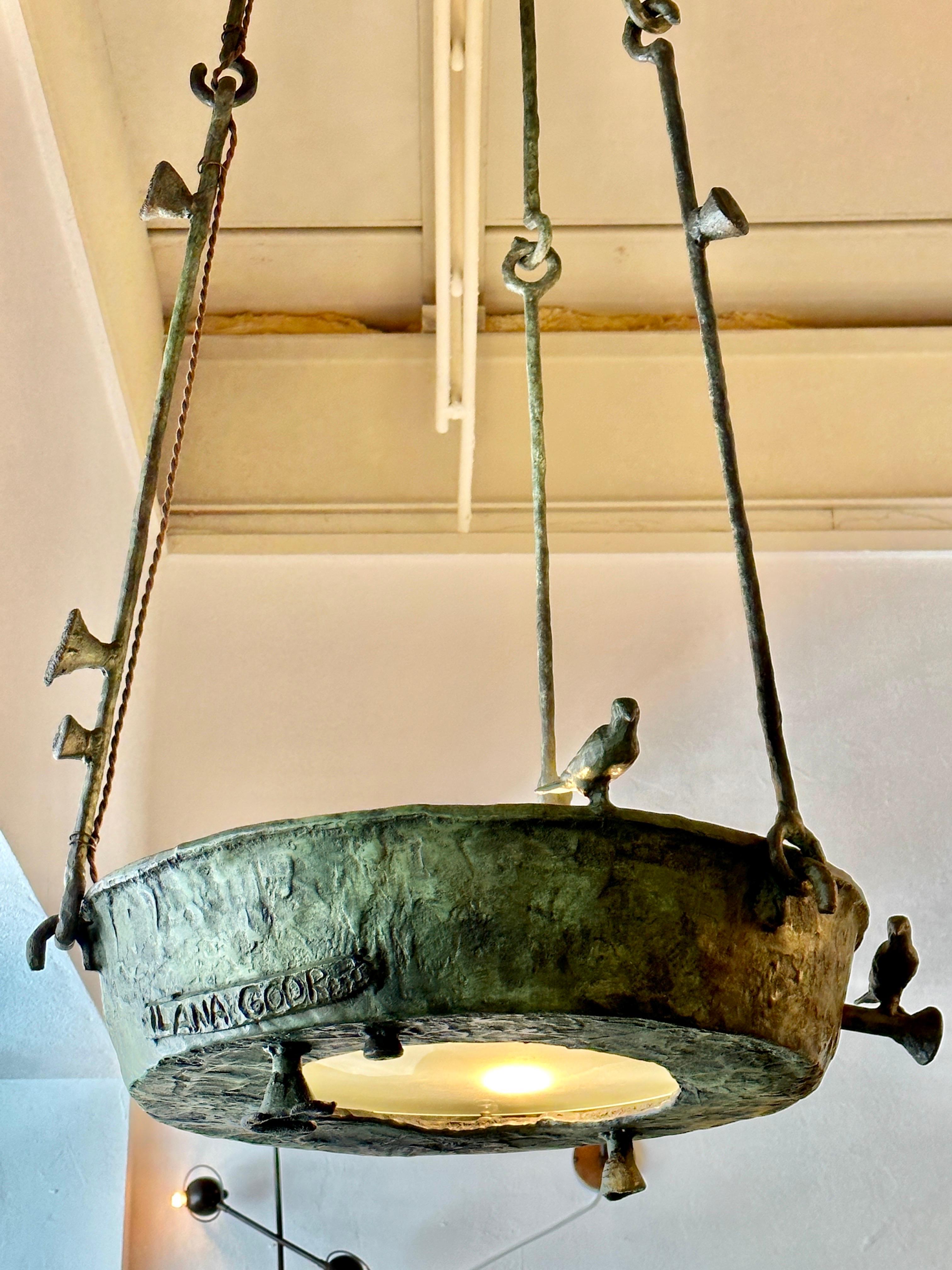 Seltener großer hängender Verdigris-Kronleuchter aus Bronze mit Vogelgesicht, signiert im Angebot 5
