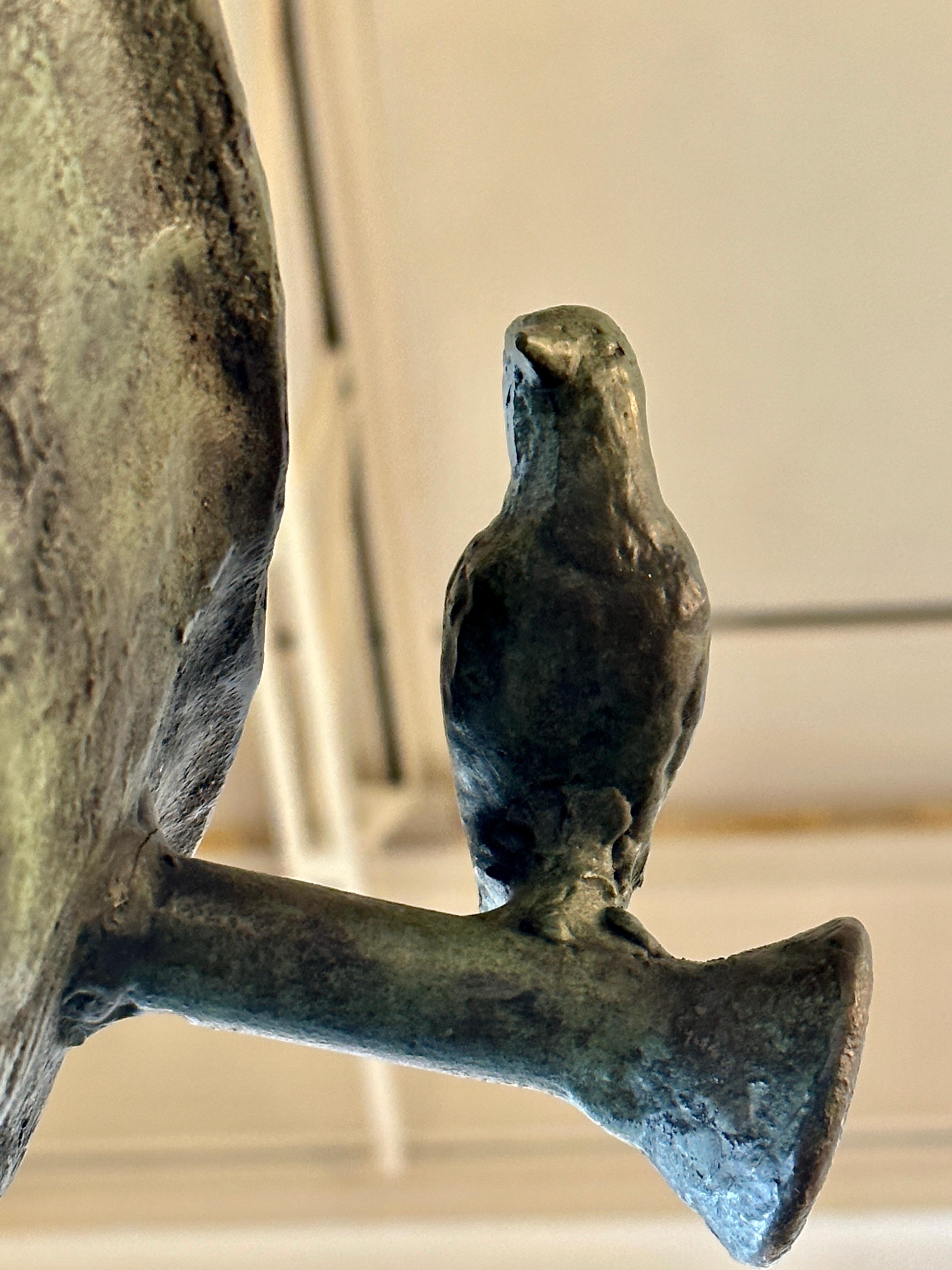 Seltener großer hängender Verdigris-Kronleuchter aus Bronze mit Vogelgesicht, signiert im Angebot 6