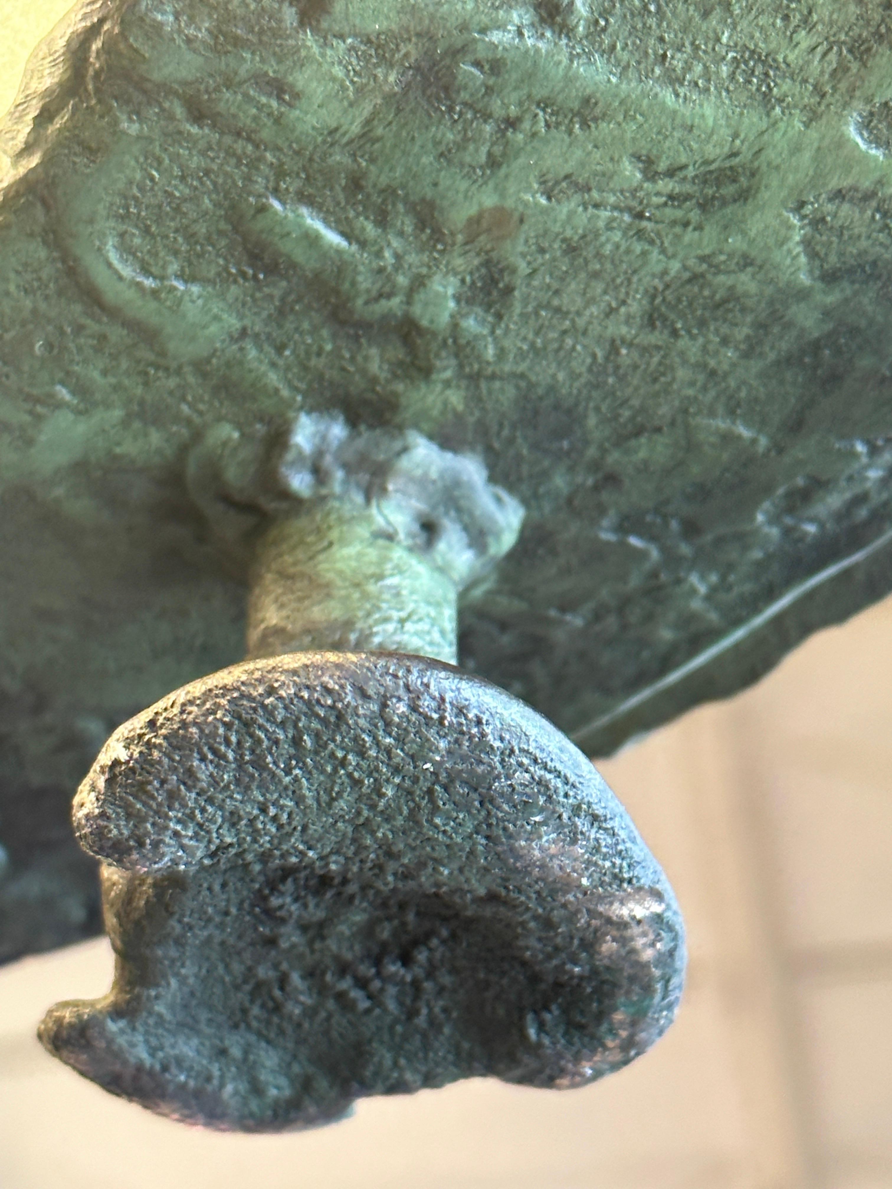 Seltener großer hängender Verdigris-Kronleuchter aus Bronze mit Vogelgesicht, signiert im Angebot 7