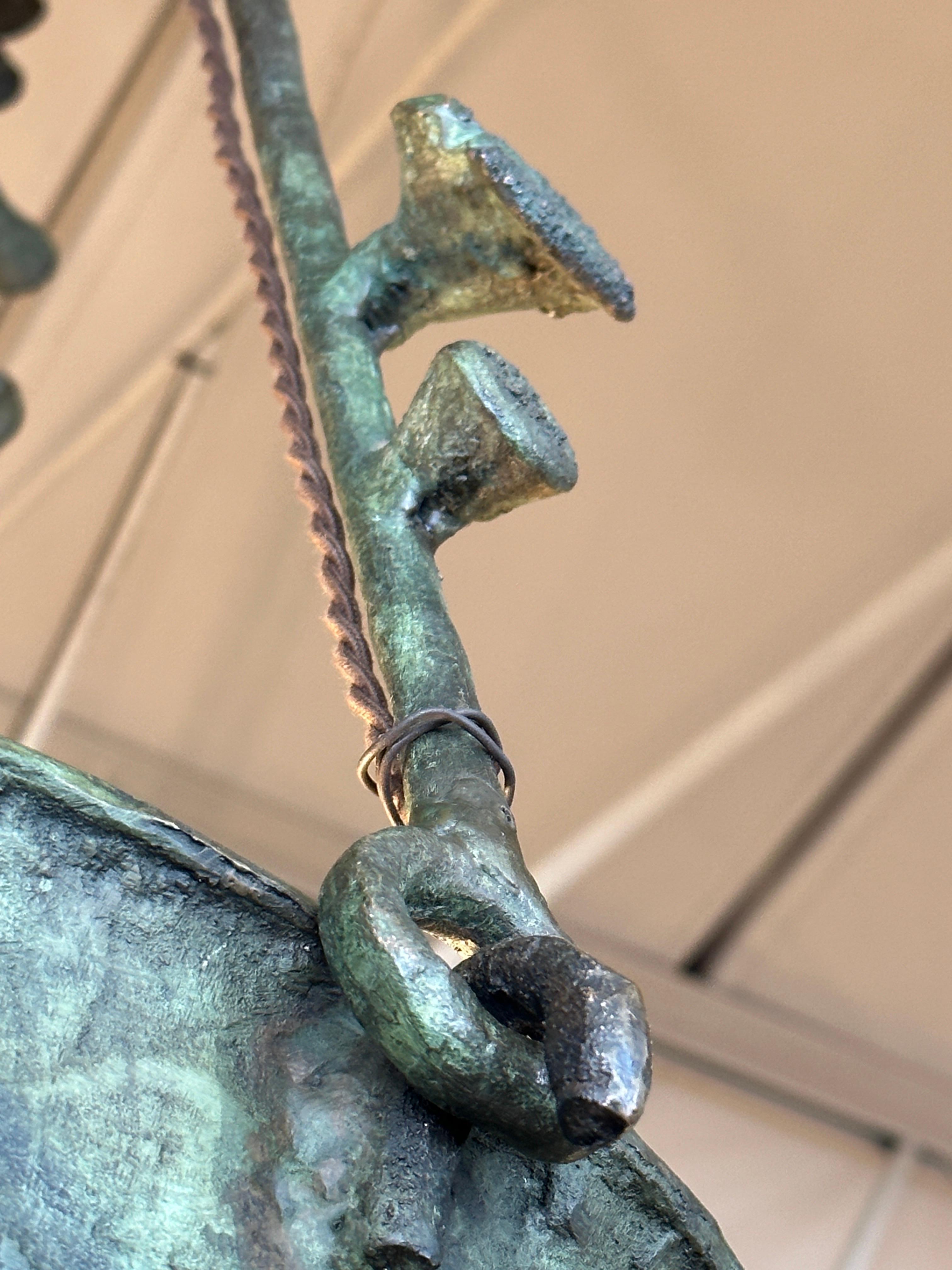 Seltener großer hängender Verdigris-Kronleuchter aus Bronze mit Vogelgesicht, signiert im Angebot 8