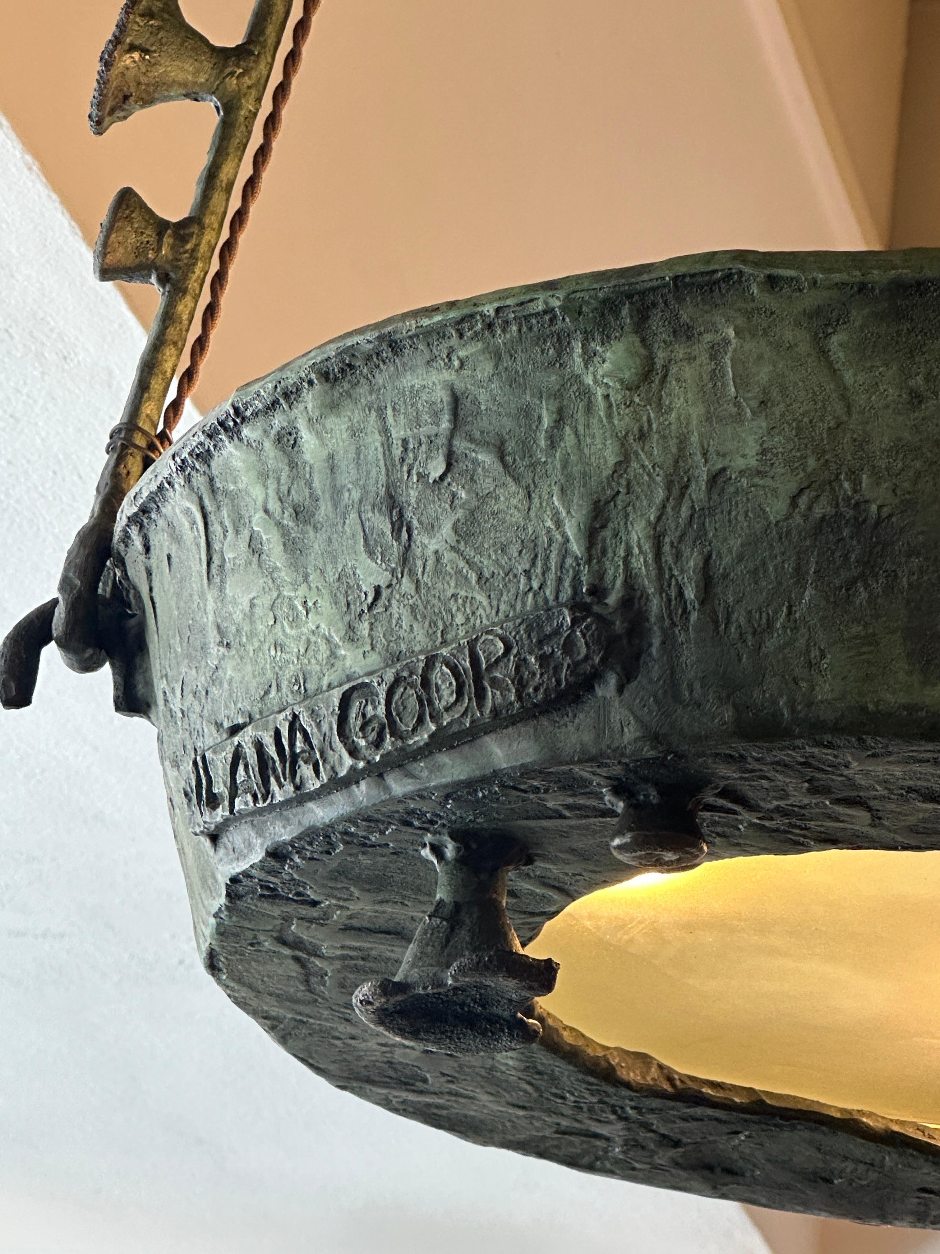 Seltener großer hängender Verdigris-Kronleuchter aus Bronze mit Vogelgesicht, signiert (Israelisch) im Angebot