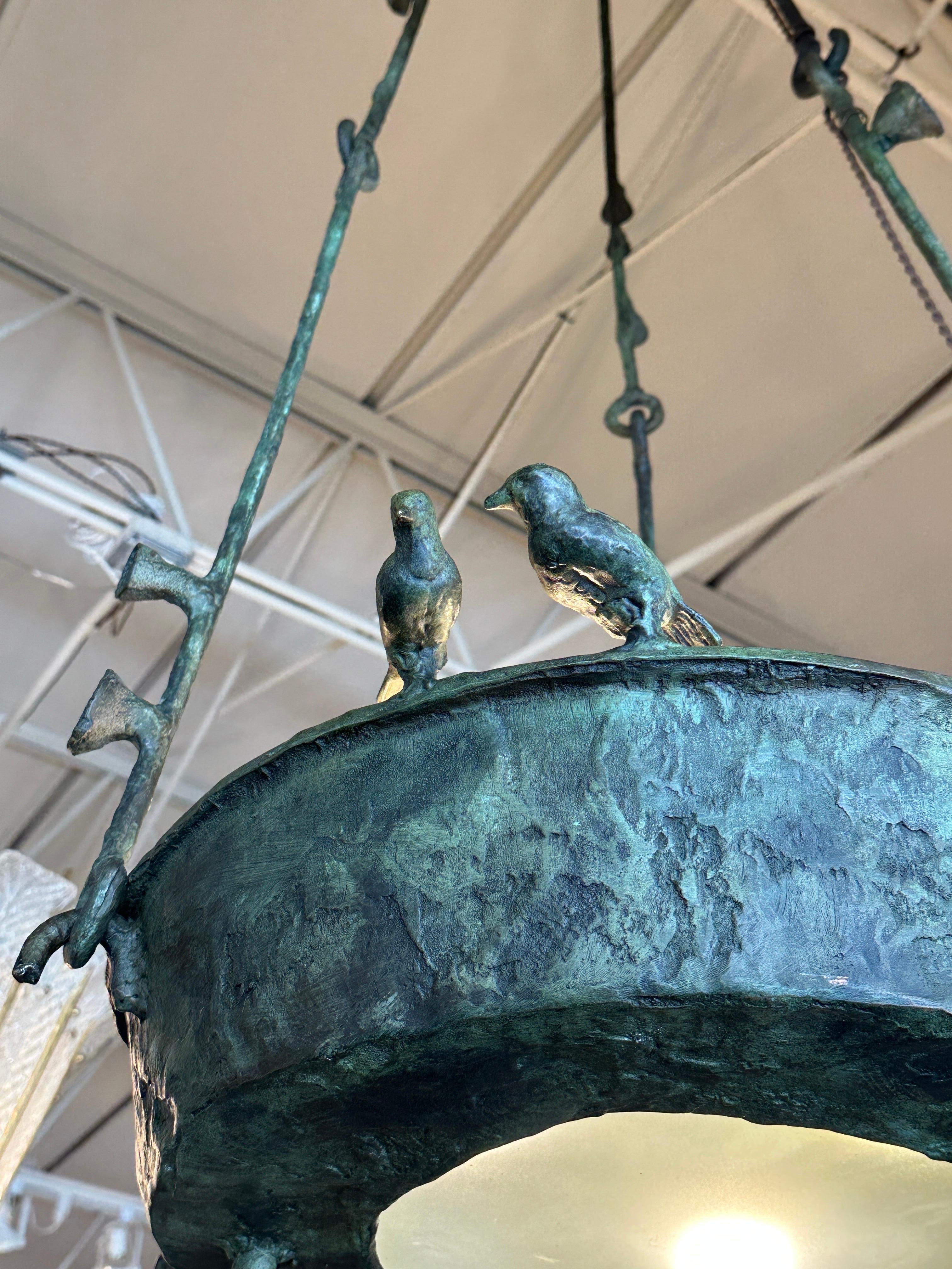 Seltener großer hängender Verdigris-Kronleuchter aus Bronze mit Vogelgesicht, signiert im Angebot 1