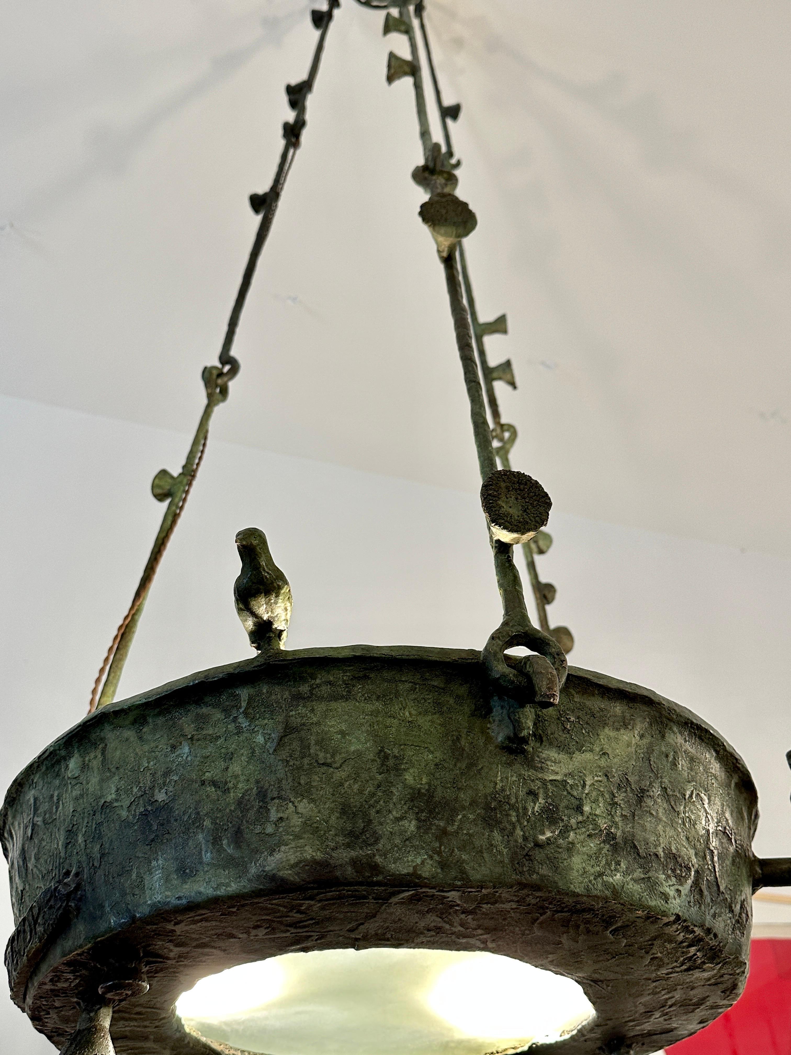 Seltener großer hängender Verdigris-Kronleuchter aus Bronze mit Vogelgesicht, signiert im Angebot 2