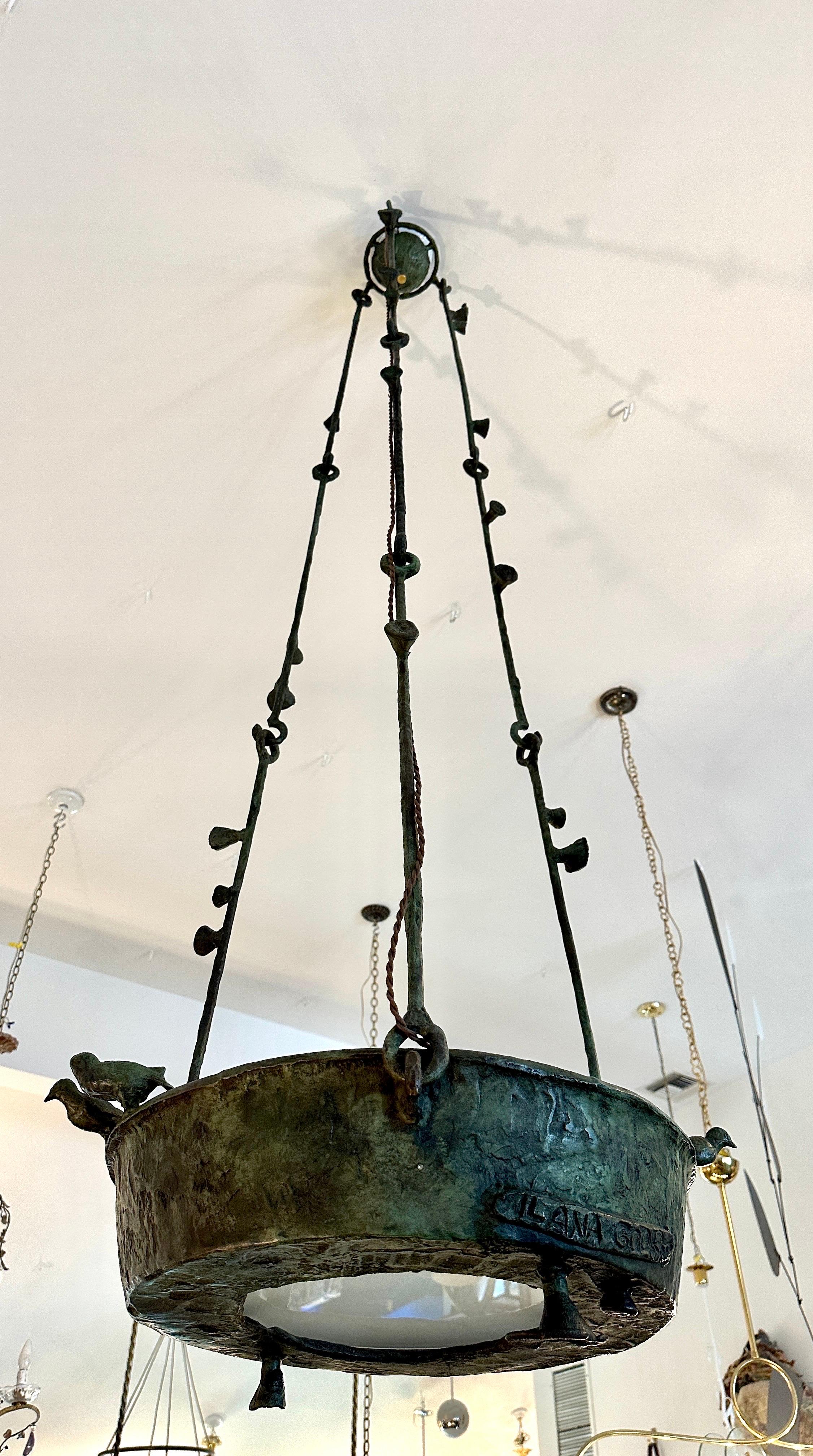 Seltener großer hängender Verdigris-Kronleuchter aus Bronze mit Vogelgesicht, signiert im Angebot 3
