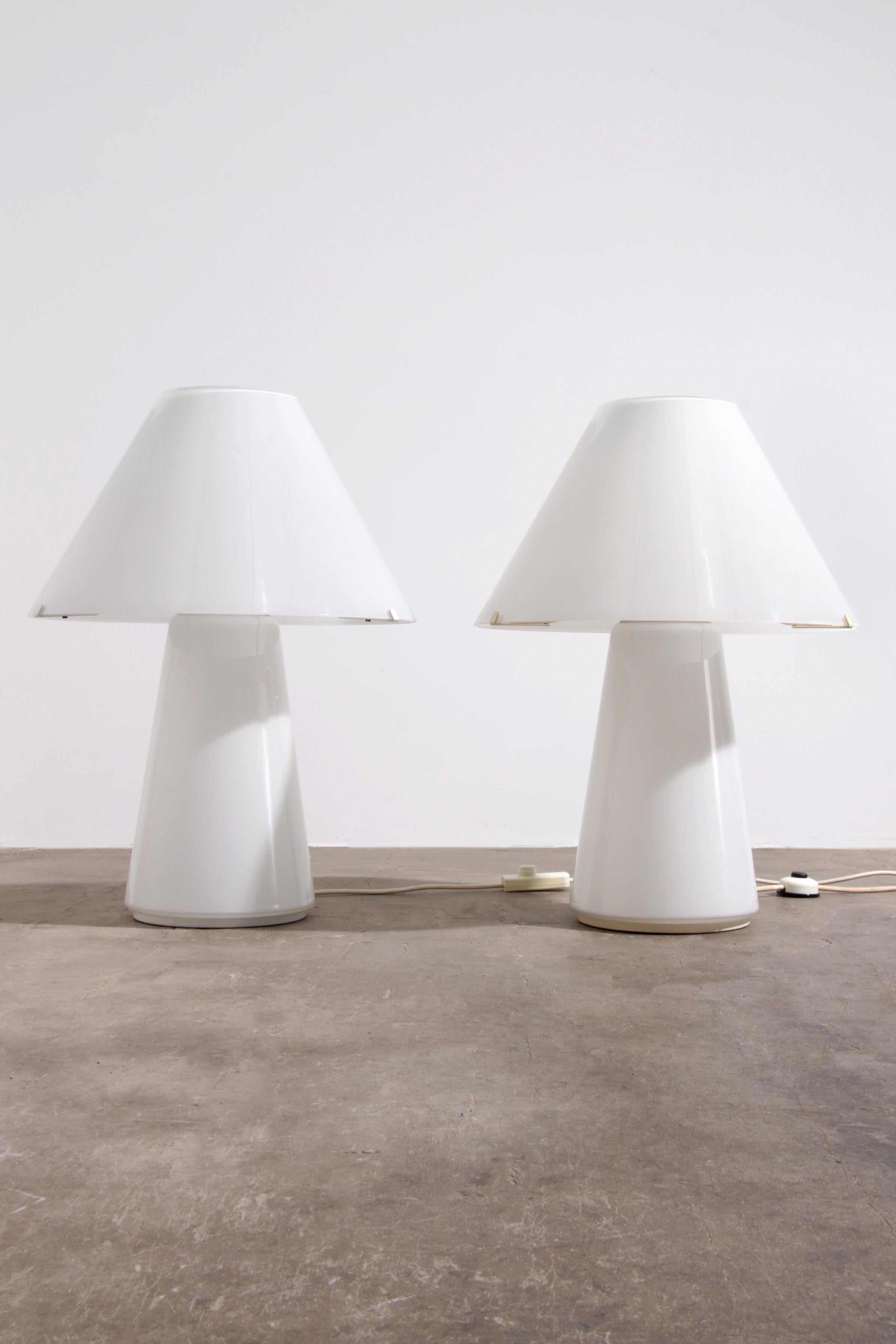 

Questa splendida coppia di lampade da tavolo a fungo originali di Murano degli anni '70 è un reperto raro. Il design elegante e l'eccezionale lavorazione artigianale ne fanno un vero e proprio pezzo forte, perfetto per un salotto o come