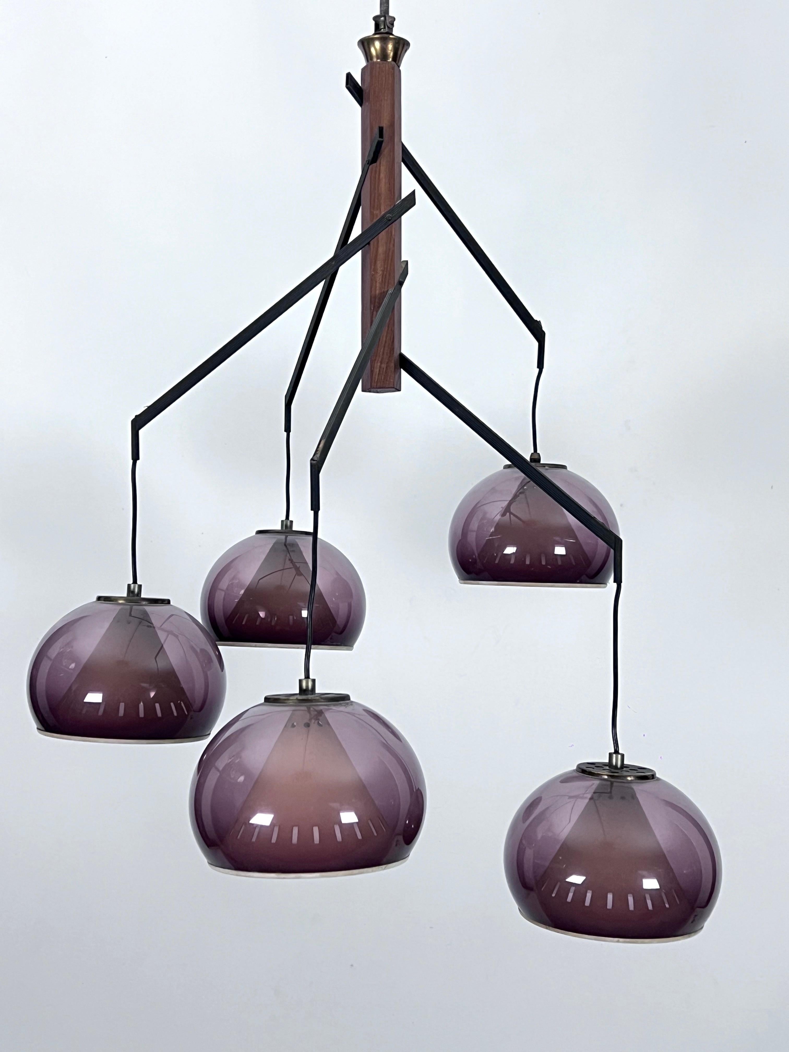 Fünfarmiger Kronleuchter aus Holz, Messing, lackiertem Aluminium und Plexiglas, hergestellt von Lampter Milano in den 50er Jahren. In gutem Vintage-Zustand mit originaler Patina auf dem Messing, Alters- und Gebrauchsspuren auf den Lackteilen.