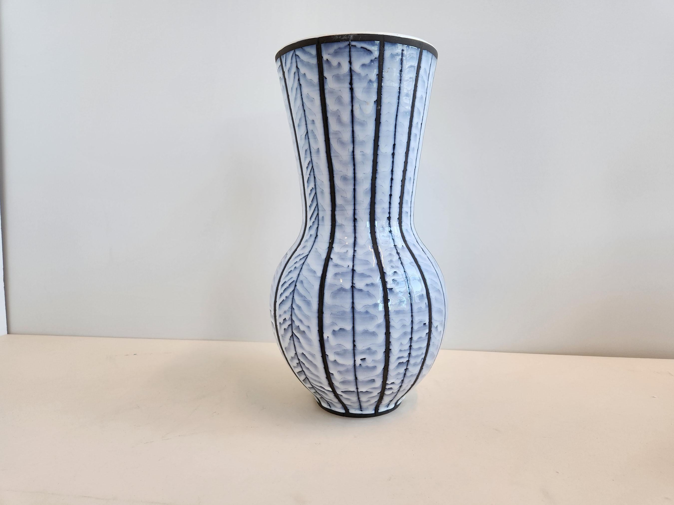 Rare grand vase vintage en céramique à rayures verticales par Roger Capron - Vallauris, France

Roger Capron était un céramiste français influent, connu pour ses tables en faïence et son utilisation de motifs récurrents tels que des branches