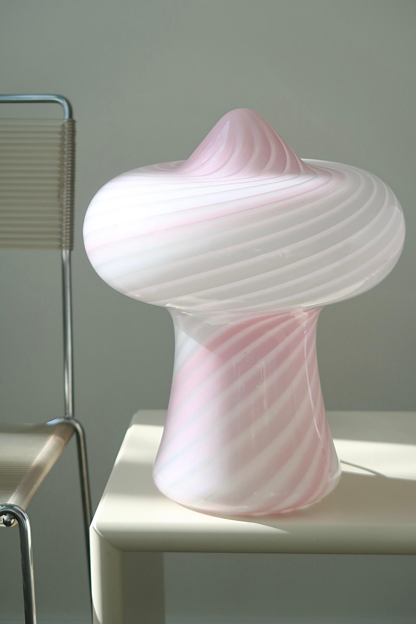 Il n'en reste qu'un seul ! Magnifique lampe champignon de Murano de grande taille. Soufflé à la bouche en verre blanc et rose avec un motif tourbillonnant. Fabriqué à la main en Italie, dans les années 1970, il porte l'étiquette originale de Murano
