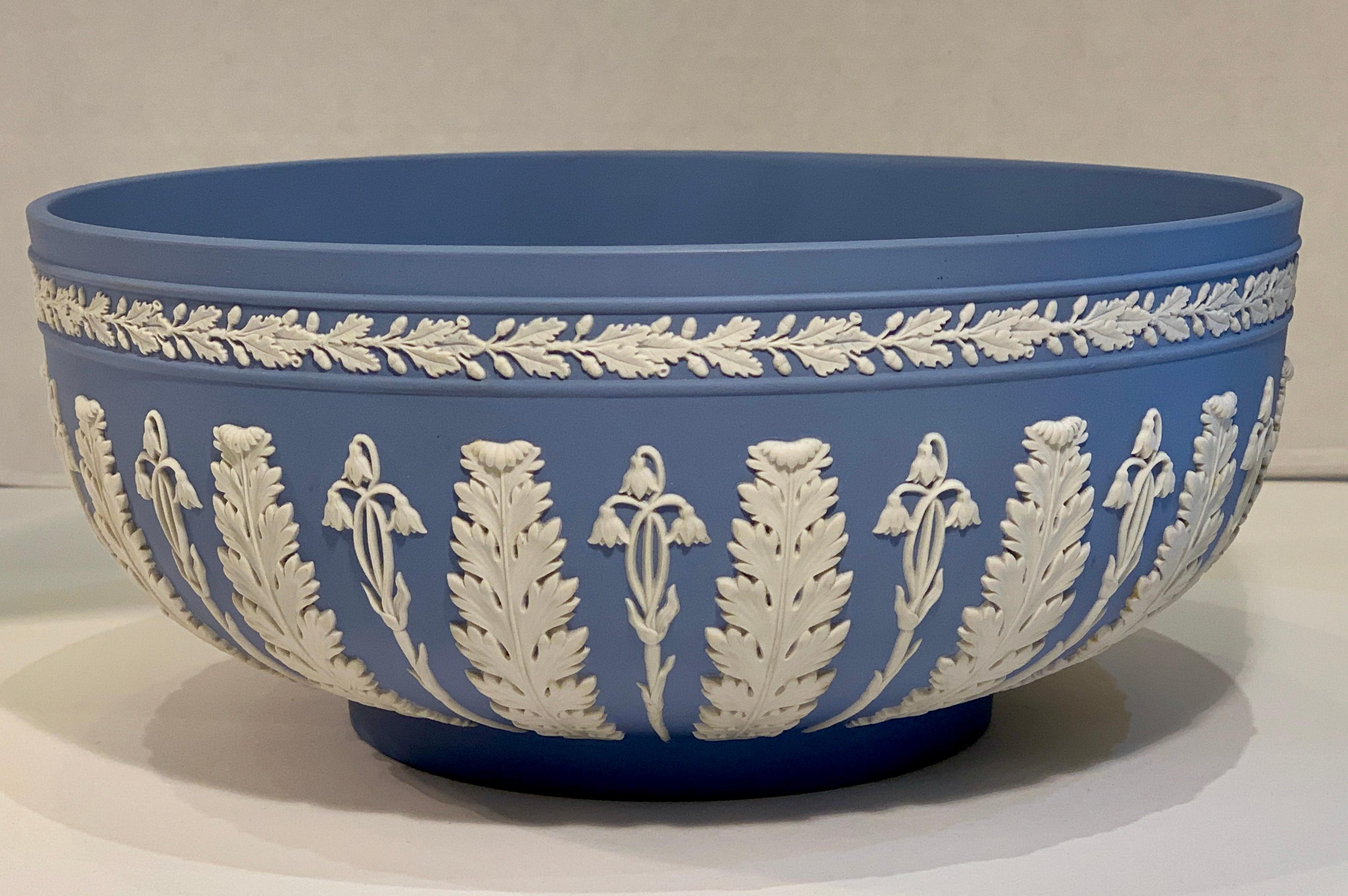 Seltene große Wedgwood Jasperware Schale mit blauem Akanthus (Neoklassisch)