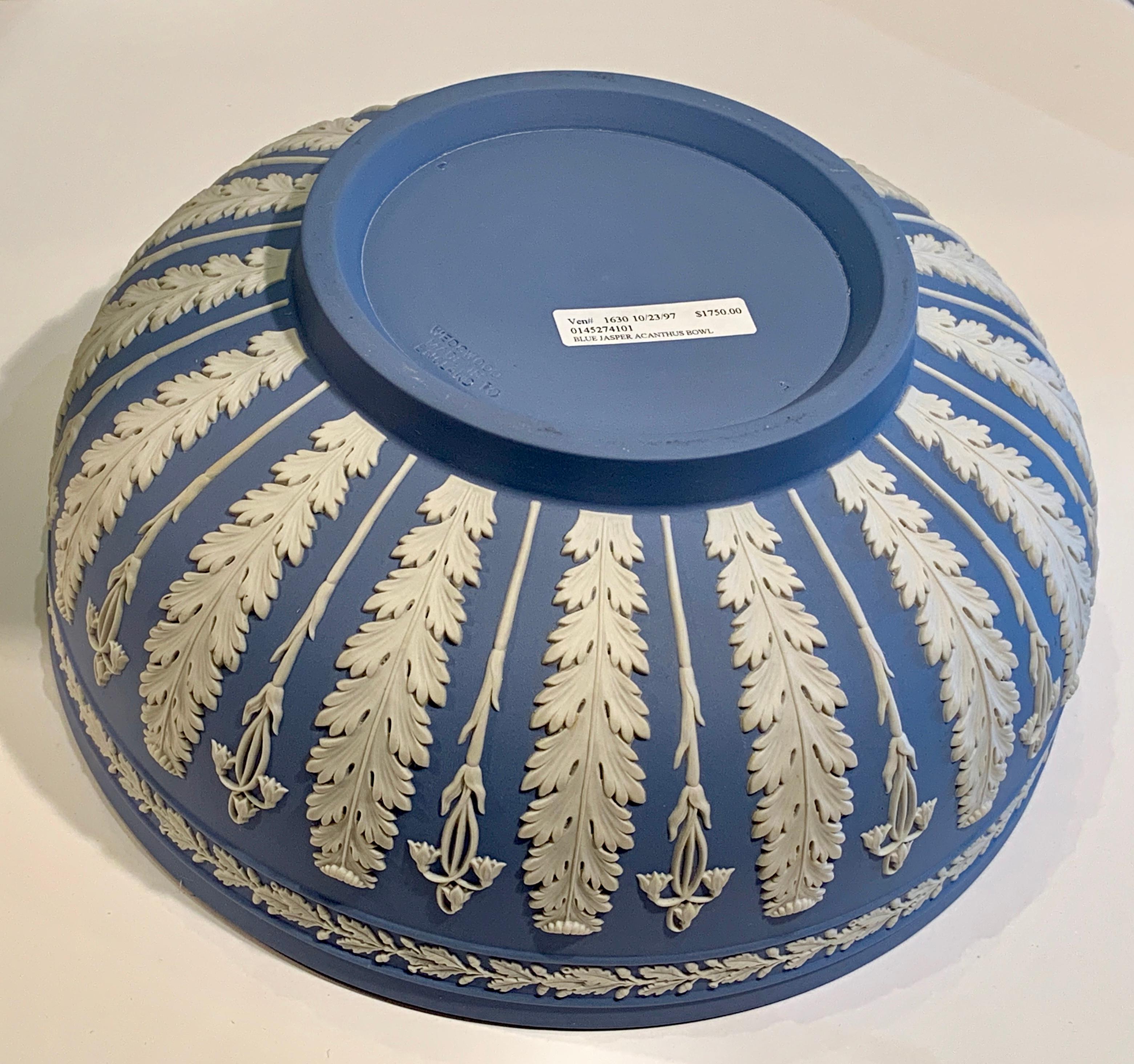Seltene große Wedgwood Jasperware Schale mit blauem Akanthus (20. Jahrhundert)