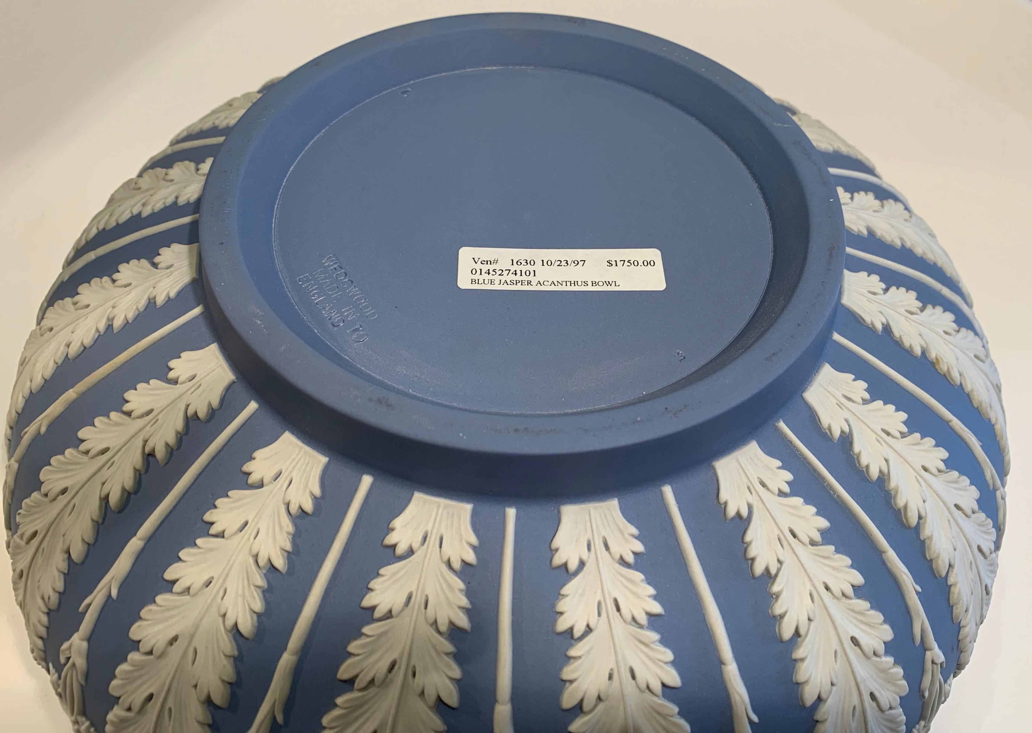 Seltene große Wedgwood Jasperware Schale mit blauem Akanthus (Töpferwaren)