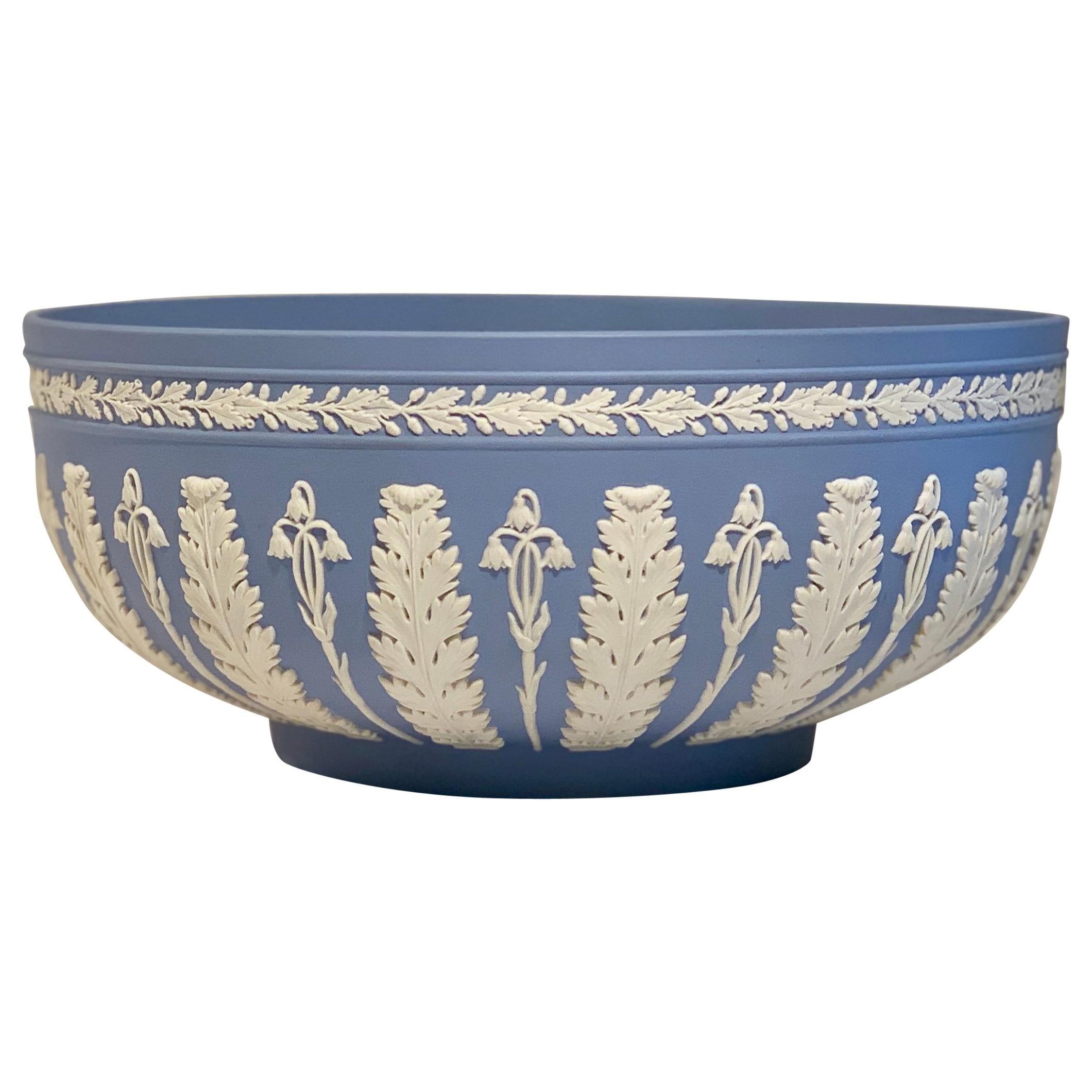 Seltene große Wedgwood Jasperware Schale mit blauem Akanthus