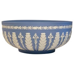 Seltene große Wedgwood Jasperware Schale mit blauem Akanthus