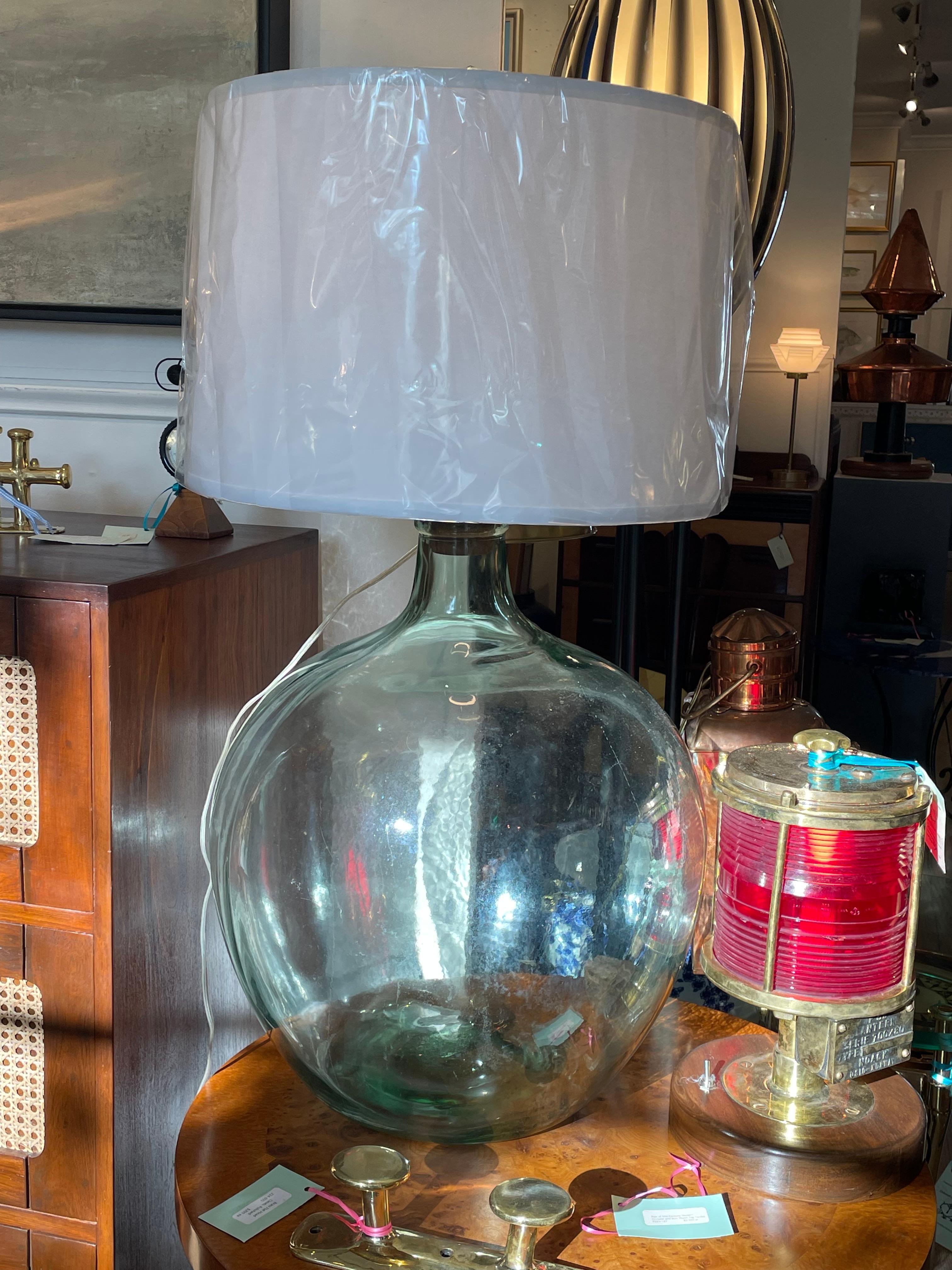 20ième siècle Grands récipients à vin convertis en lampes de table en vente