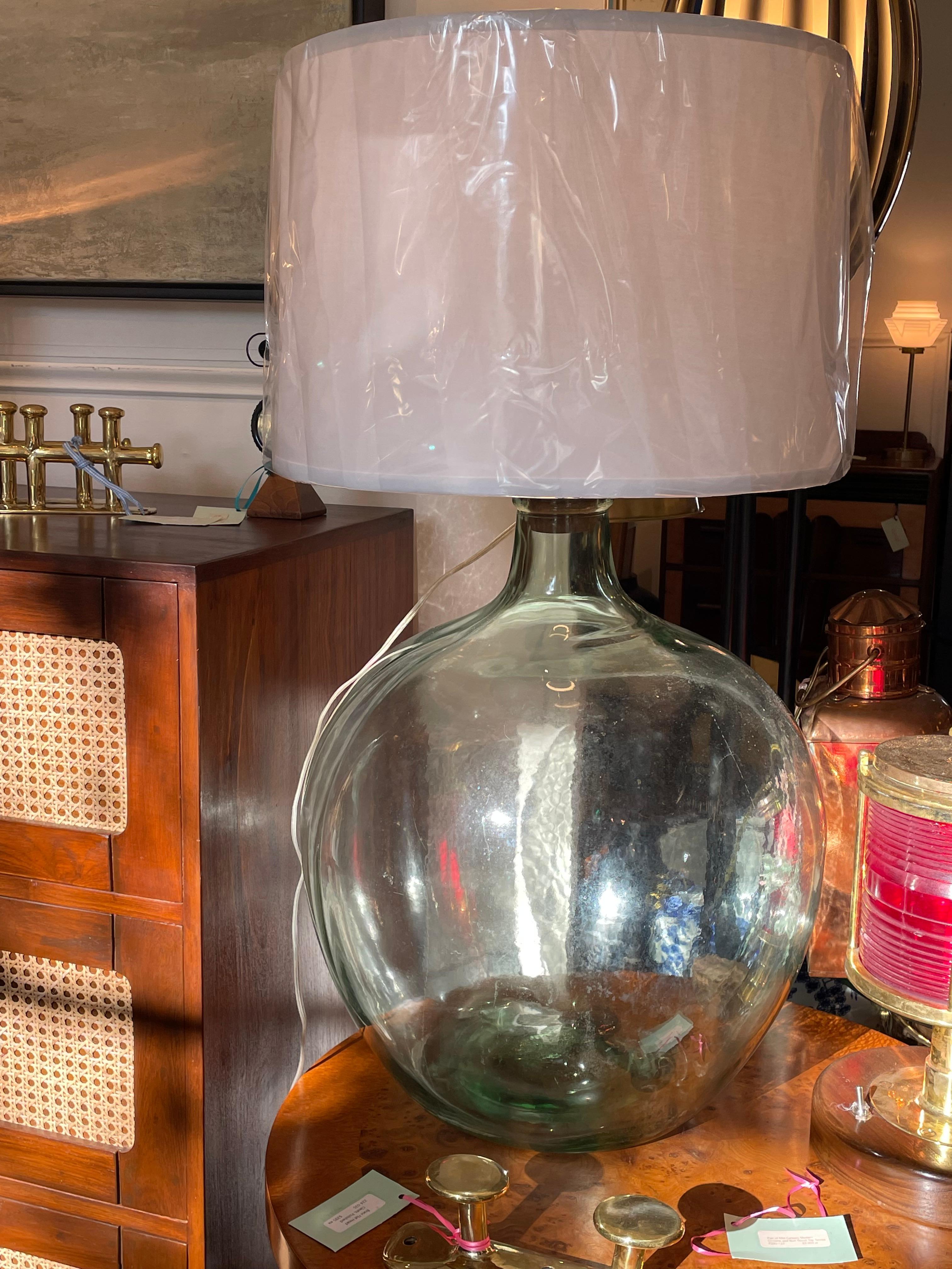 Verre Grands récipients à vin convertis en lampes de table en vente