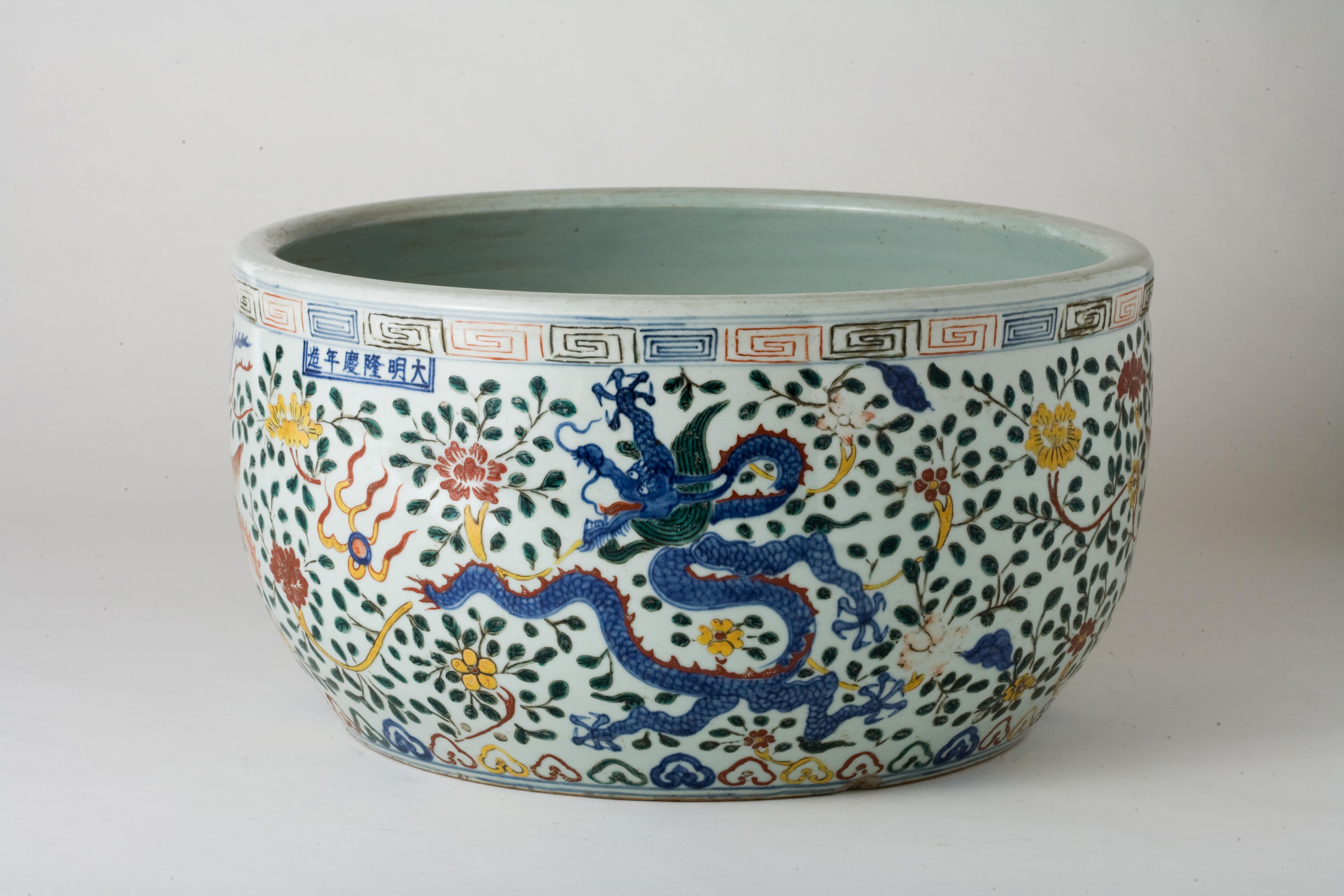 A Rare Large Wucai Dragons and Phoenix Jar, Ming dynasty Longqing Emperor For Sale 3