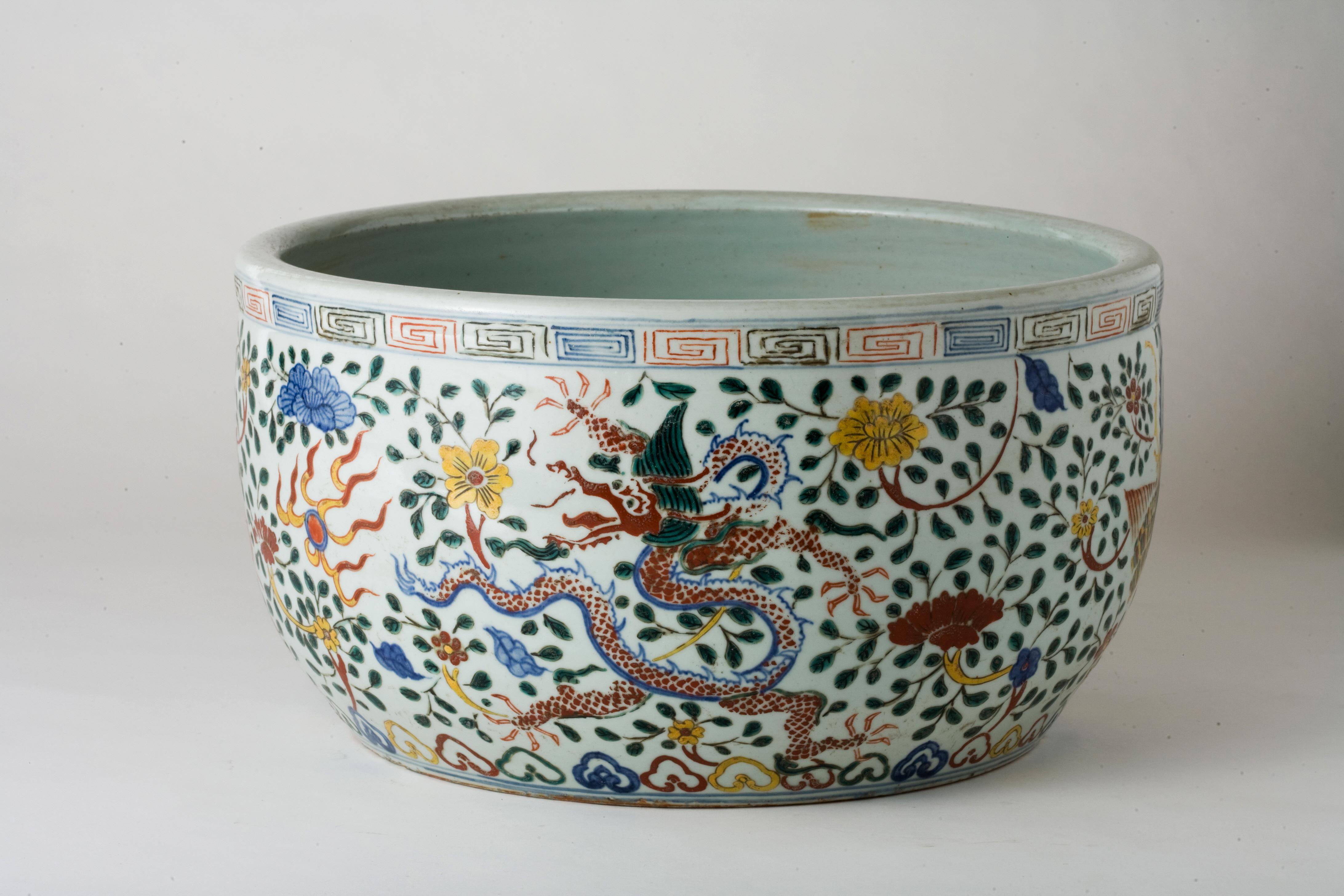 Glazed A Rare Large Wucai Dragons and Phoenix Jar, Ming dynasty Longqing Emperor For Sale