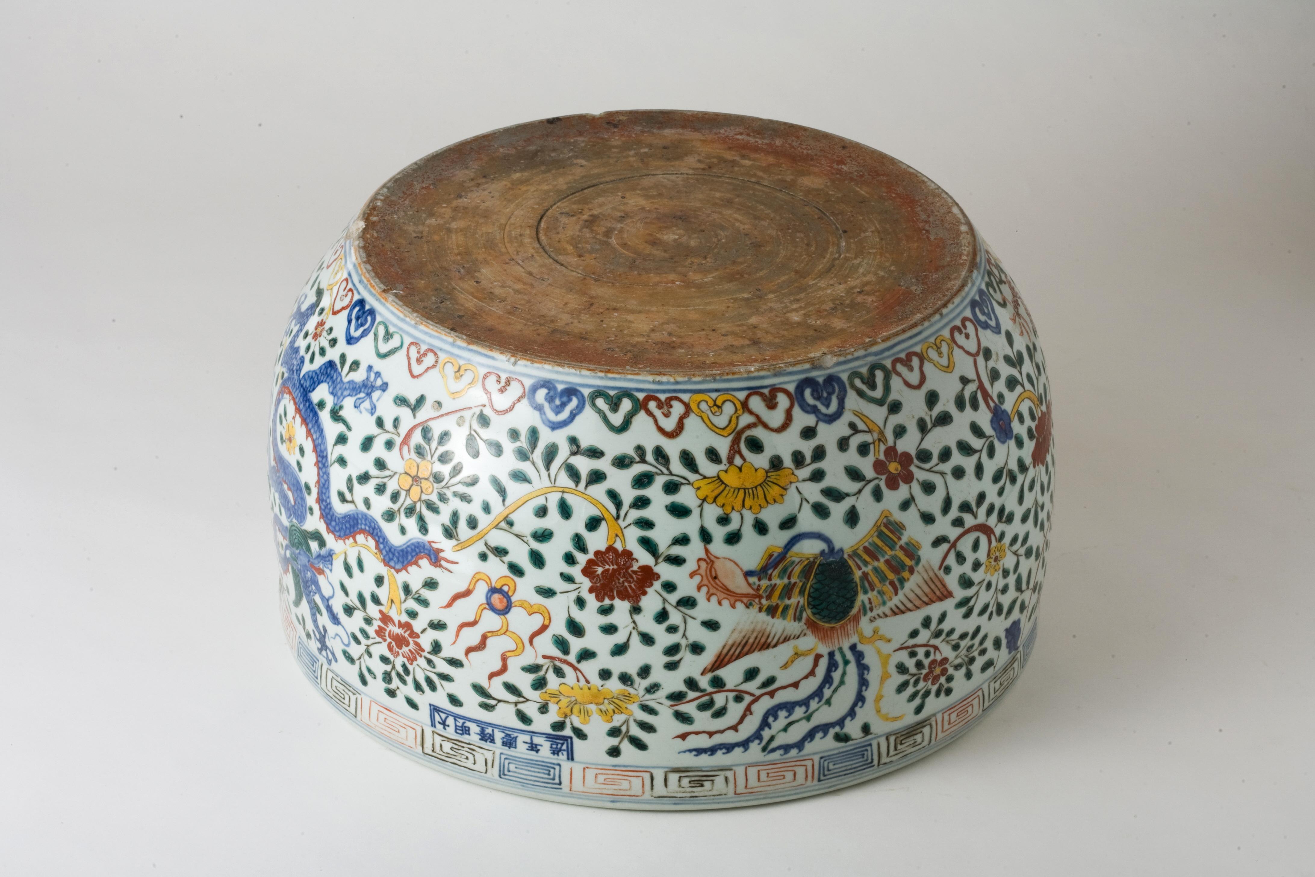 A Rare Large Wucai Dragons and Phoenix Jar, Ming dynasty Longqing Emperor In Good Condition For Sale In seoul, KR
