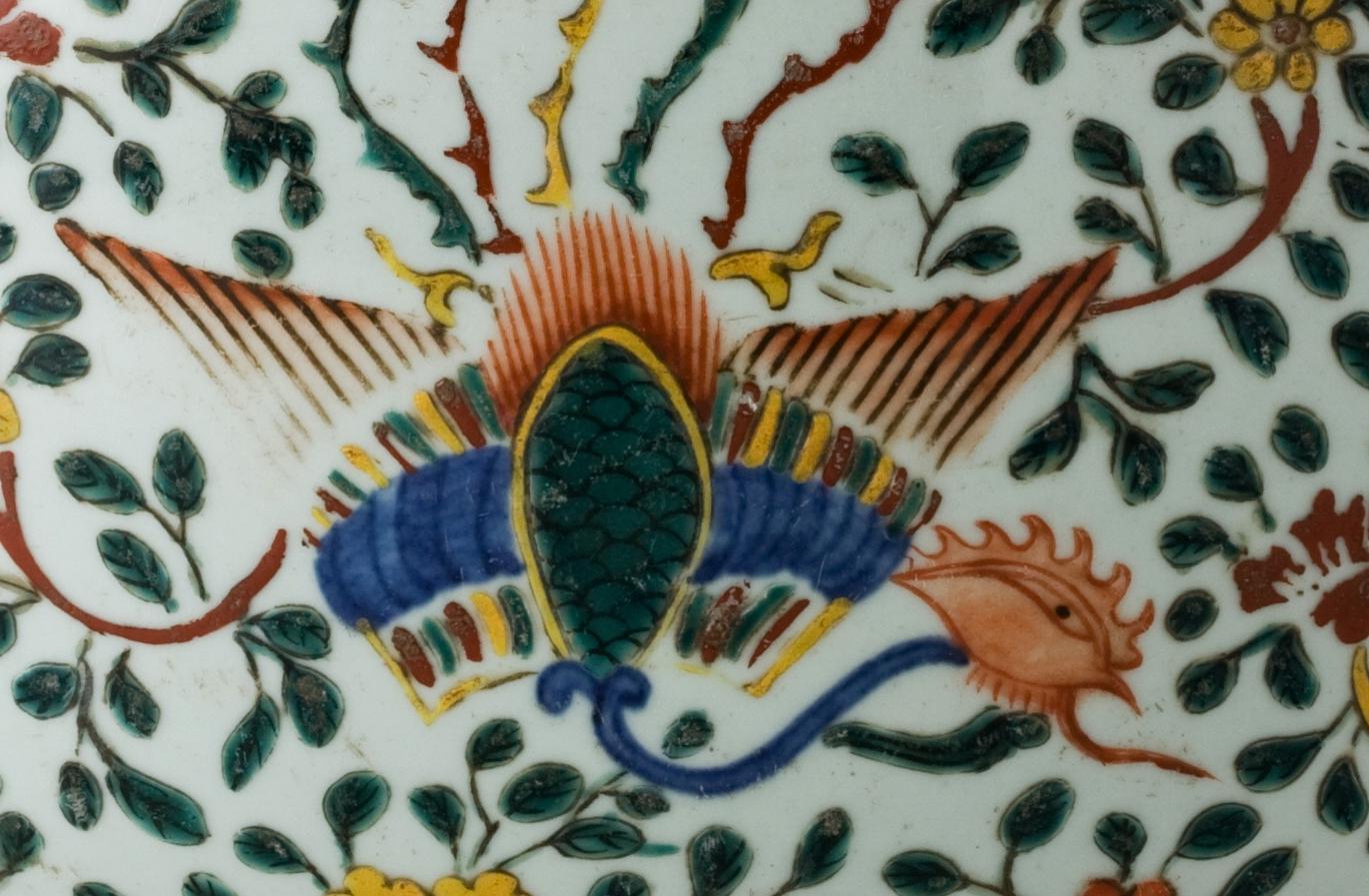 A Rare Large Wucai Dragons and Phoenix Jar, Ming dynasty Longqing Emperor For Sale 1
