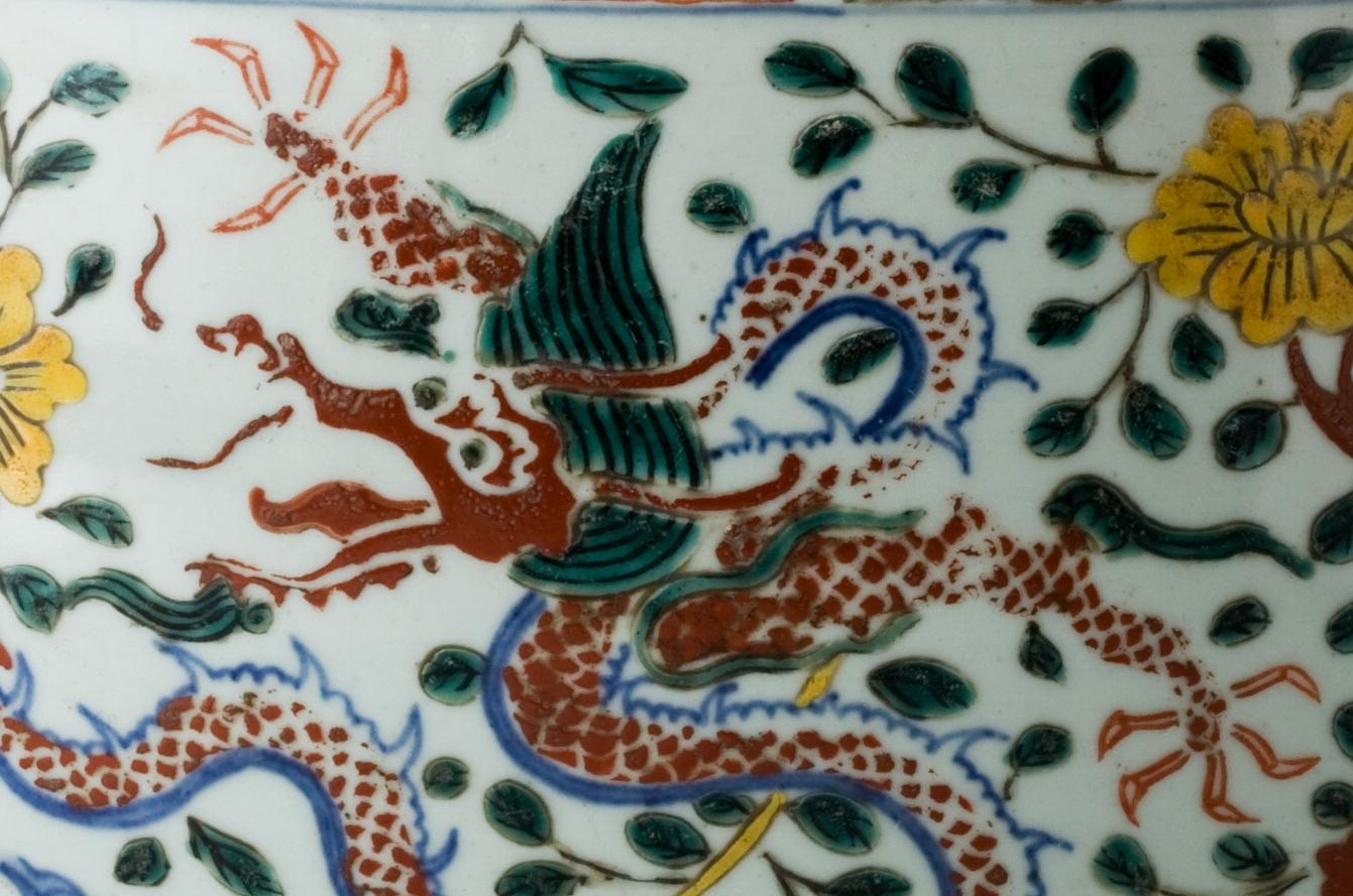 A Rare Large Wucai Dragons and Phoenix Jar, Ming dynasty Longqing Emperor For Sale 2