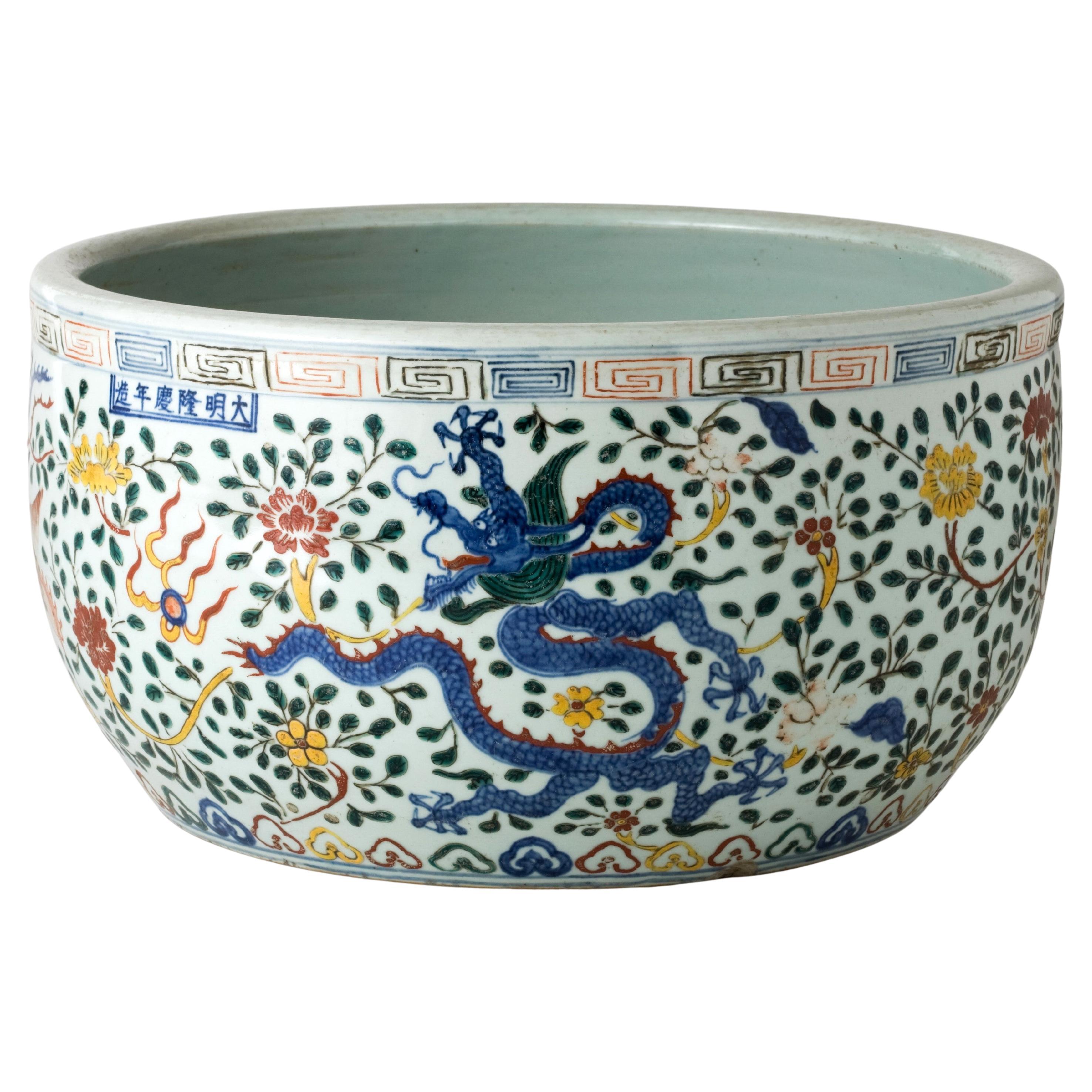 A Rare Large Wucai Dragons and Phoenix Jar, Ming dynasty Longqing Emperor For Sale