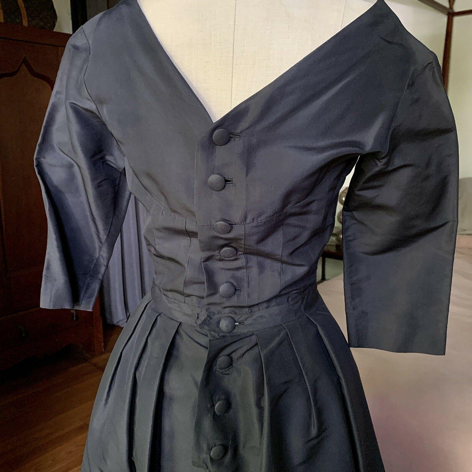 Rare robe de cocktail LARRY ALDRICH COUTURE en taffetas de soie avec nœud et boutons (années 1950)  en vente 1