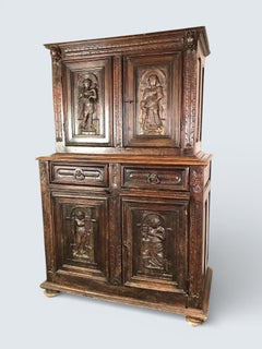 Raro mobile buffet in Oak della fine del 1500 a due corpi con pannelli di santi figurati rinascimentali