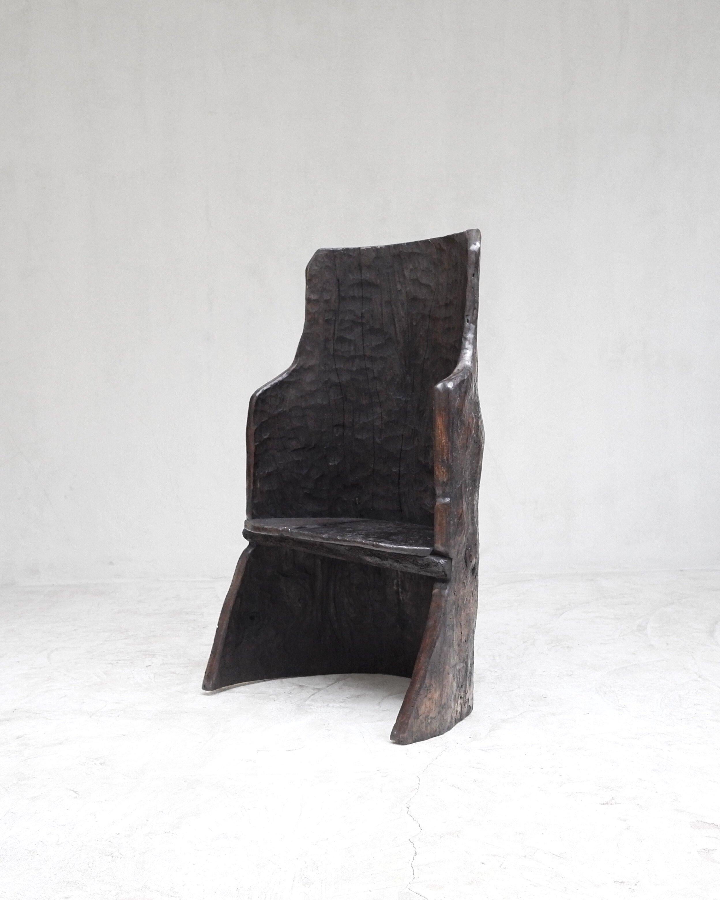 Seltener Einbaumstuhl aus den Pyrenäen, Ende des 18. Jahrhunderts. 
Aus dem Stamm einer Kiefer gehauen, mit Sitz aus Kastanienholzplatten.
Unglaubliche Textur und Verschleiß mit zahlreichen alten Reparaturen.
Äußerst skulpturale Form mit guten