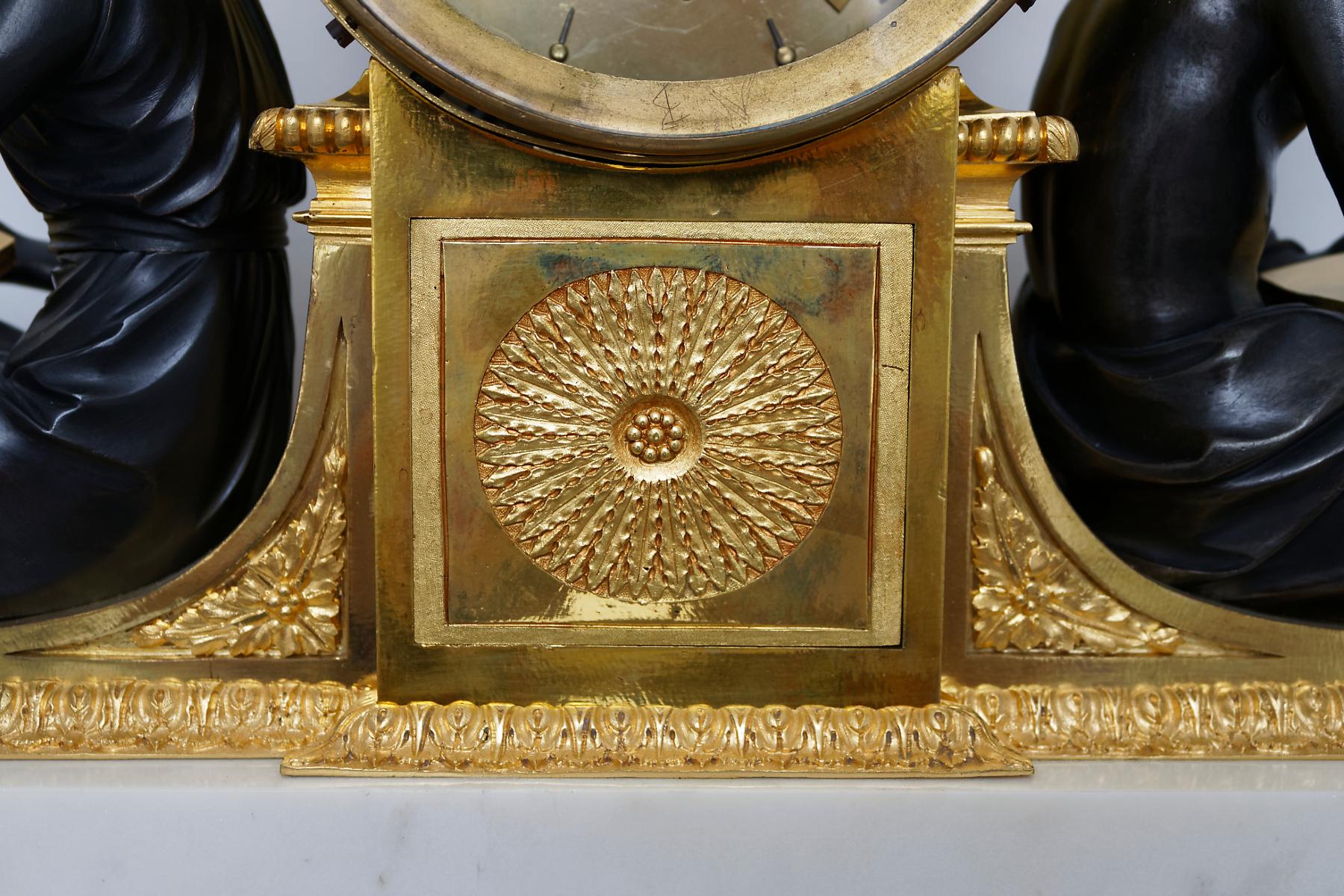 Seltene neoklassizistische Goldbronze-Kaminuhr im Louis-XVI-Stil des späten 18. Jahrhunderts im Angebot 3